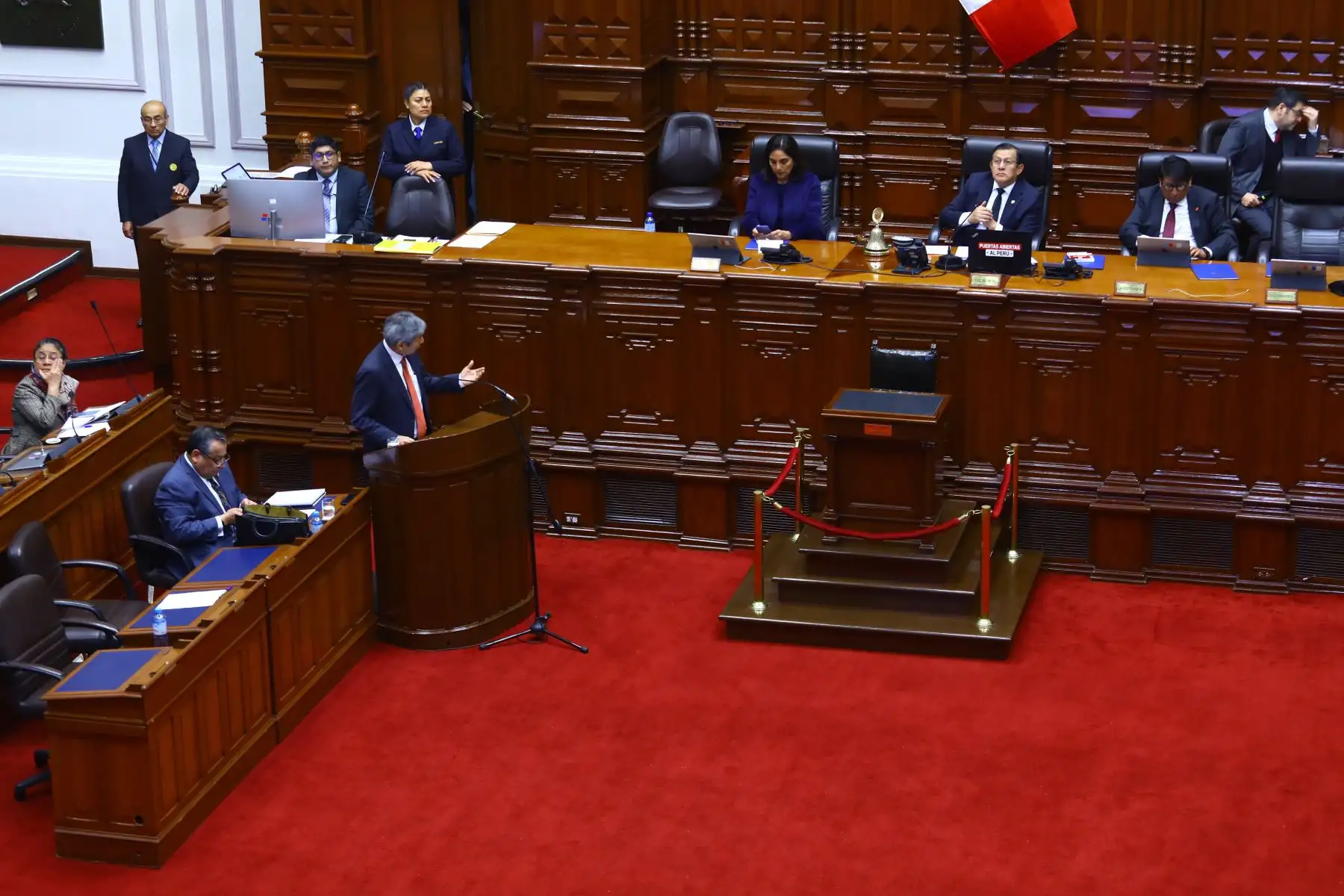 El presidente del Consejo de Ministros, Gustavo Adrianzén, sustenta ante el Pleno del Congreso los proyectos de ley de Presupuesto, Endeudamiento y Equilibrio Financiero del Sector Público para el Año Fiscal 2025, acompañado del ministro de Economía y Finanzas, José Arista. Foto: Congreso
