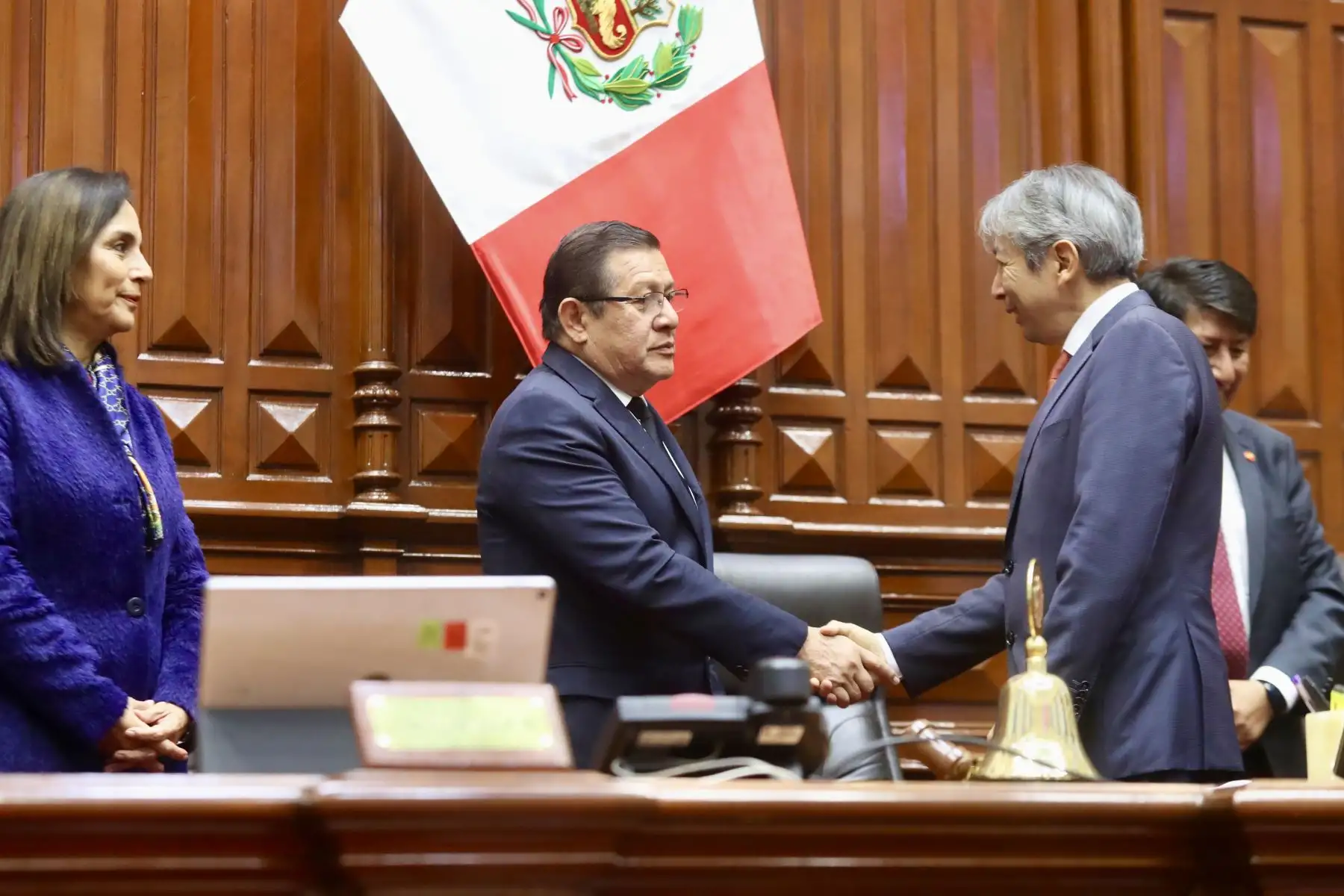 El presidente del Consejo de Ministros, Gustavo Adrianzén, sustenta ante el Pleno del Congreso los proyectos de ley de Presupuesto, Endeudamiento y Equilibrio Financiero del Sector Público para el Año Fiscal 2025, acompañado del ministro de Economía y Finanzas, José Arista. Foto: Congreso