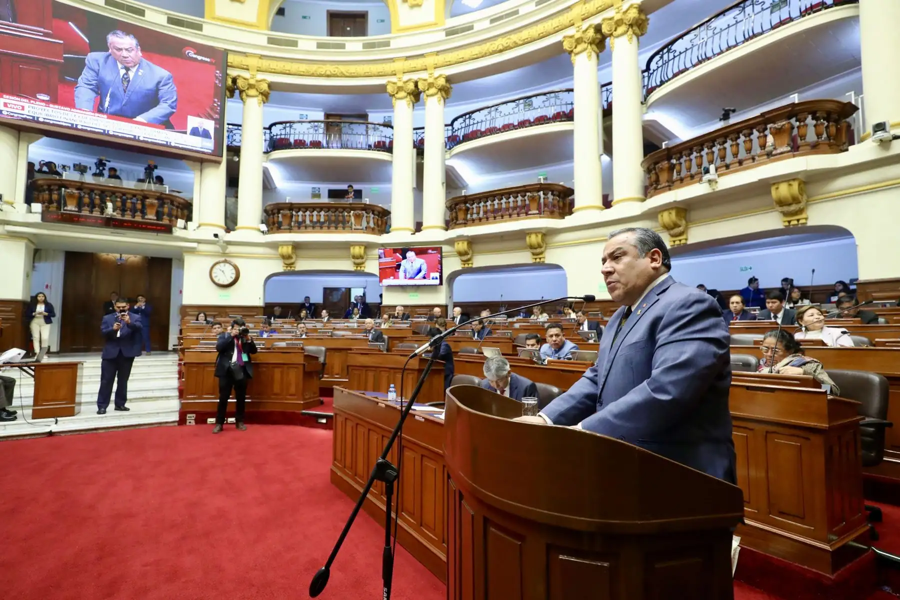 El presidente del Consejo de Ministros, Gustavo Adrianzén, sustenta ante el Pleno del Congreso los proyectos de ley de Presupuesto, Endeudamiento y Equilibrio Financiero del Sector Público para el Año Fiscal 2025, acompañado del ministro de Economía y Finanzas, José Arista. Foto: Congreso