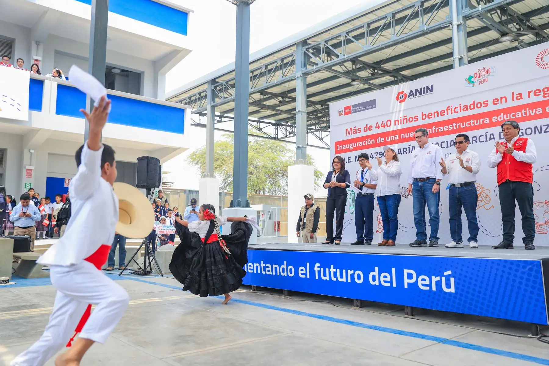 La presidenta de la República, Dina Ercilia Boluarte Zegarra, acompañada de ministros de Estado y demás autoridades, participó en la ceremonia de inauguración de la Institución Educativa N°14790 María Ignacia García de Gonzales en la región Piura. 
Foto: ANDINA/Prensa Presidencia