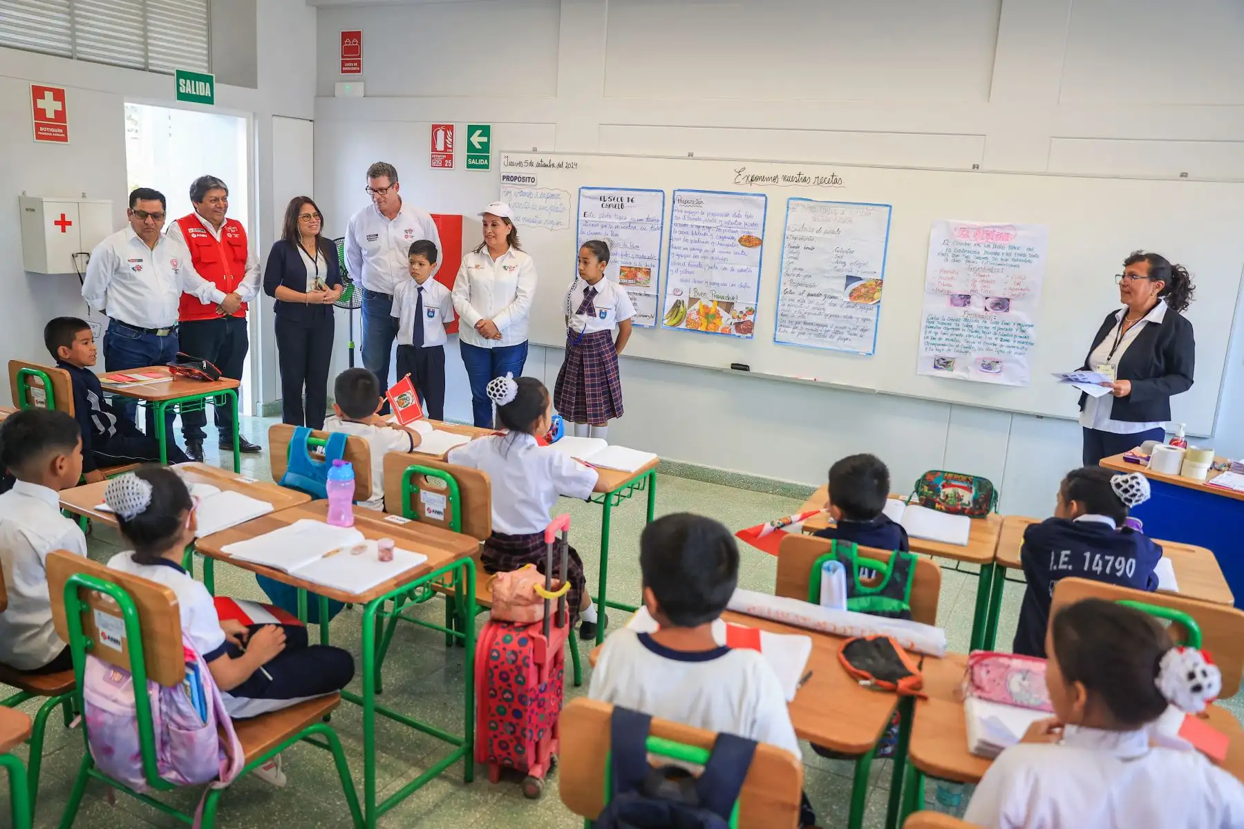 La presidenta de la República, Dina Ercilia Boluarte Zegarra, acompañada de ministros de Estado y demás autoridades, participó en la ceremonia de inauguración de la Institución Educativa N°14790 María Ignacia García de Gonzales en la región Piura. 
Foto: ANDINA/Prensa Presidencia