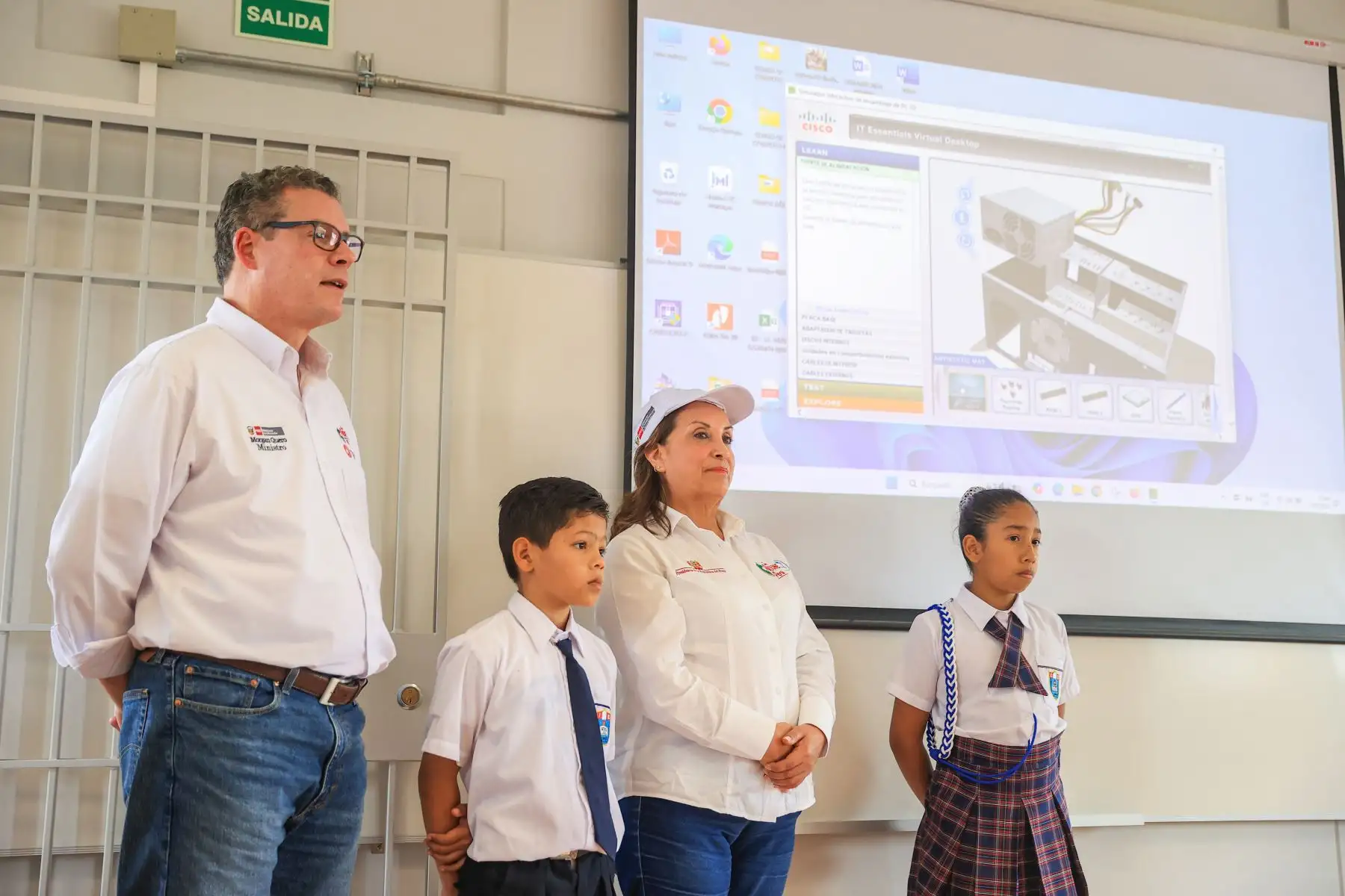 La presidenta de la República, Dina Ercilia Boluarte Zegarra, acompañada de ministros de Estado y demás autoridades, participó en la ceremonia de inauguración de la Institución Educativa N°14790 María Ignacia García de Gonzales en la región Piura. 
Foto: ANDINA/Prensa Presidencia