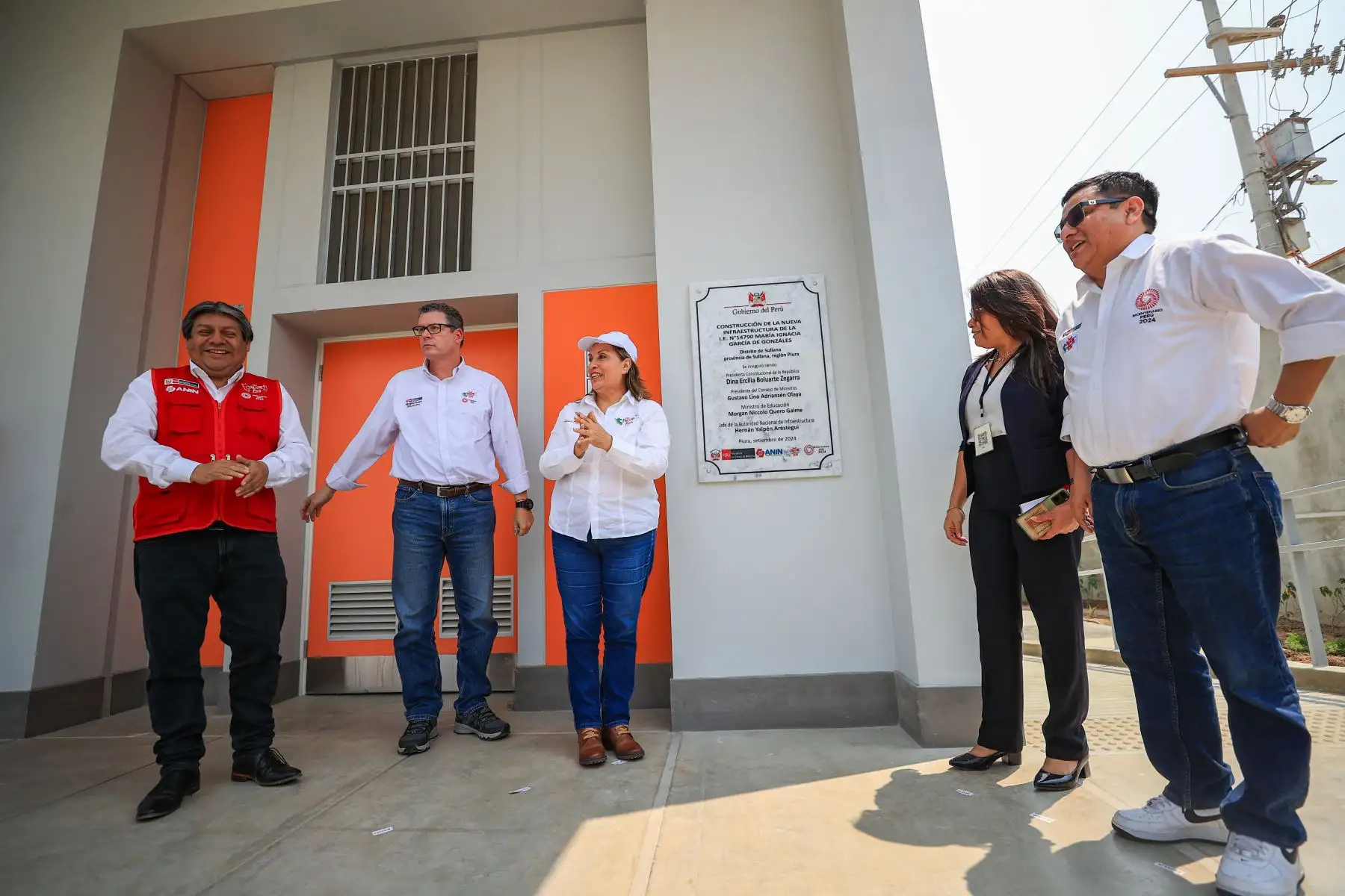La presidenta de la República, Dina Ercilia Boluarte Zegarra, acompañada de ministros de Estado y demás autoridades, participó en la ceremonia de inauguración de la Institución Educativa N°14790 María Ignacia García de Gonzales en la región Piura. 
Foto: ANDINA/Prensa Presidencia