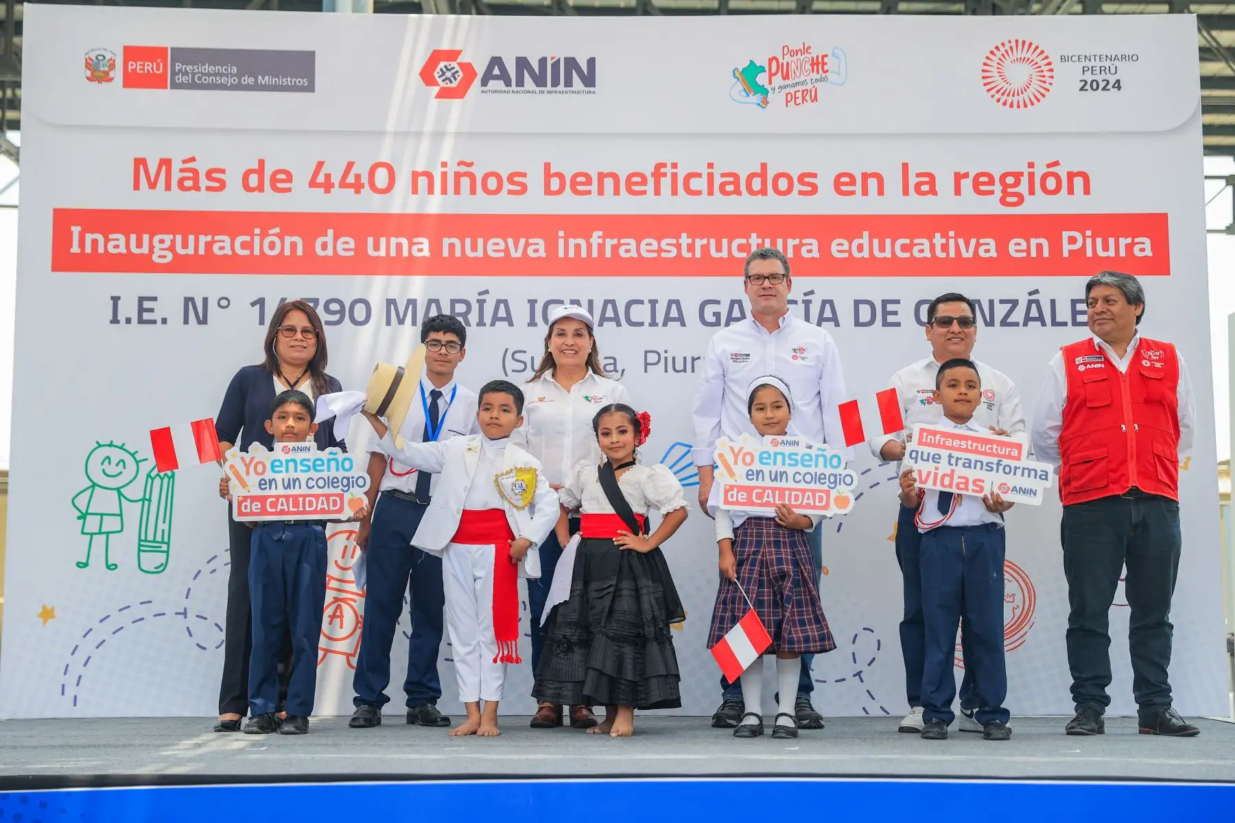 La presidenta de la República, Dina Ercilia Boluarte Zegarra, acompañada de ministros de Estado y demás autoridades, participó en la ceremonia de inauguración de la Institución Educativa N°14790 María Ignacia García de Gonzales en la región Piura. 
Foto: ANDINA/Prensa Presidencia