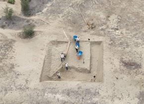 Proyecto de investigación arqueológica en la plataforma piramidal del Conjunto Amurallado 2 de la Huaca Bandera (Lambayeque) busca establecer su cronología e impacto en el desarrollo cultural en el valle La Leche-Motupe, afirmó el arqueólogo Carlos Wester. Fotos: Unidad Ejecutora 005 Naylamp Lambayeque