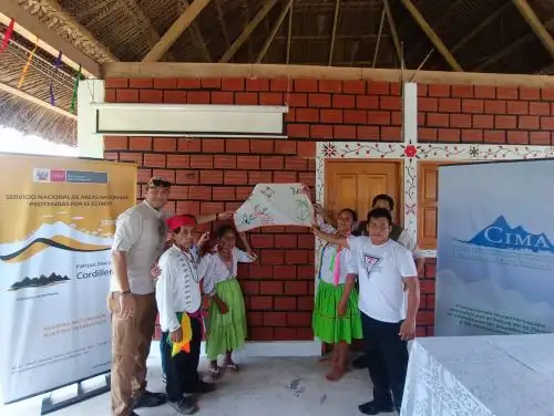 El Parque Nacional Cordillera Azul (San Martín) entregó una maloca multiusos; además, de equipos e insumos a la comunidad kiwcha Mushuck Llacta de Chipaota para impulsar actividades productivas sostenibles, informó el Sernanp. ANDINA/Difusión