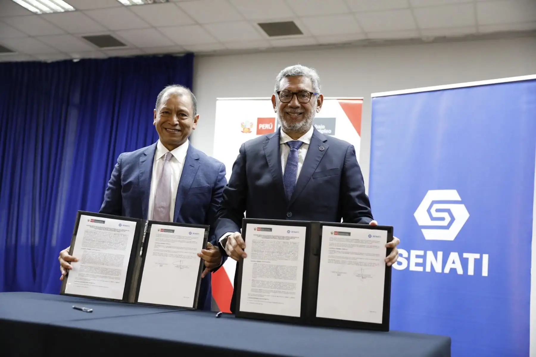 Ministro de Trabajo y Promoción del Empleo, Daniel Maurate Romero y el titular de Senati, José Naranjo Correa, firmaron un convenio marco de cooperación para impulsar la capacitación dual, entre otras actividades. Foto: Cortesía.