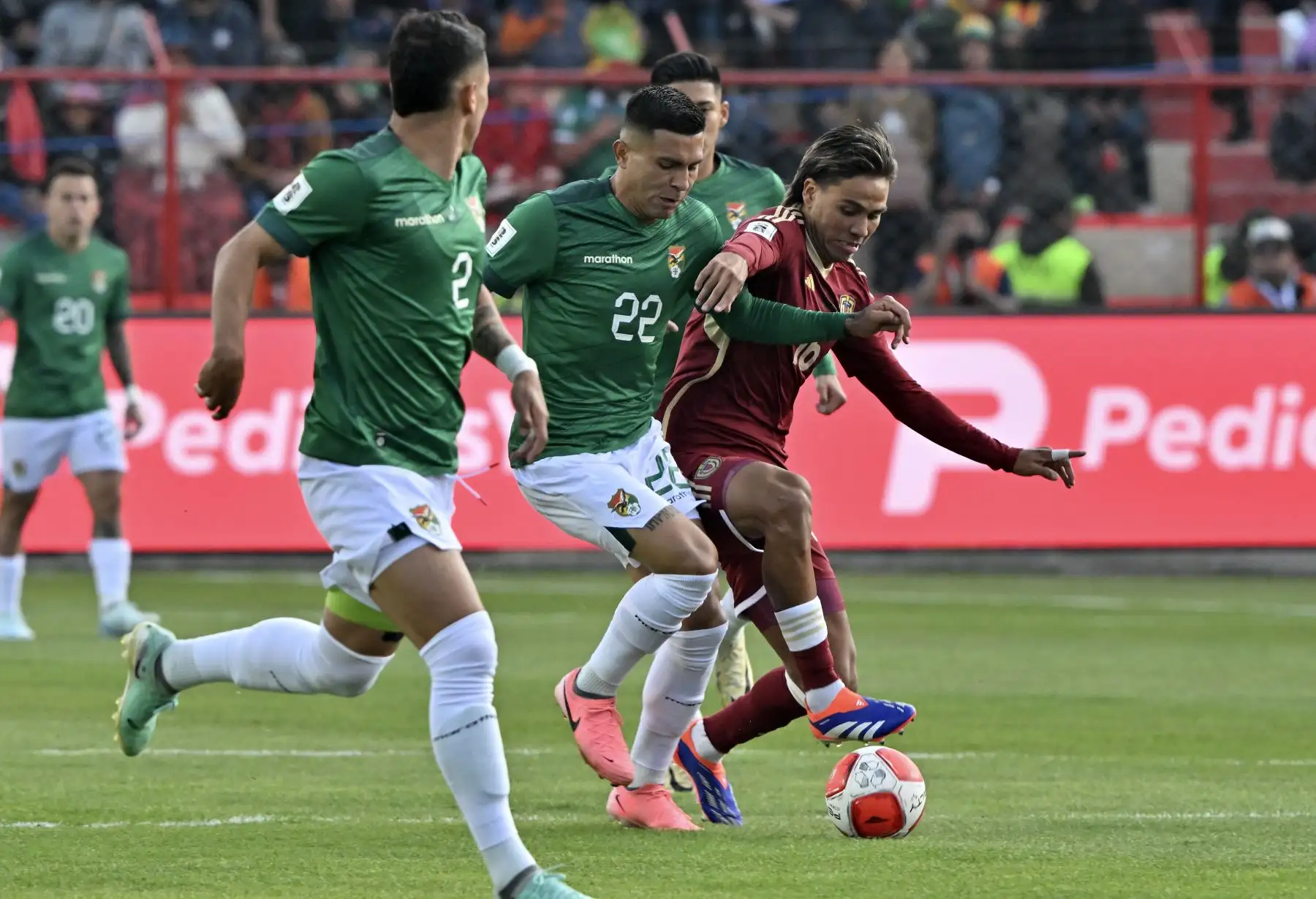 El mediocampista venezolano Telasco Segovia (derecha) y el defensa boliviano Héctor Cuéllar luchan por el balón durante el partido de fútbol de las eliminatorias sudamericanas para la Copa Mundial de la FIFA 2026 entre Bolivia y Venezuela, en el estadio Municipal. Foto: AFP
