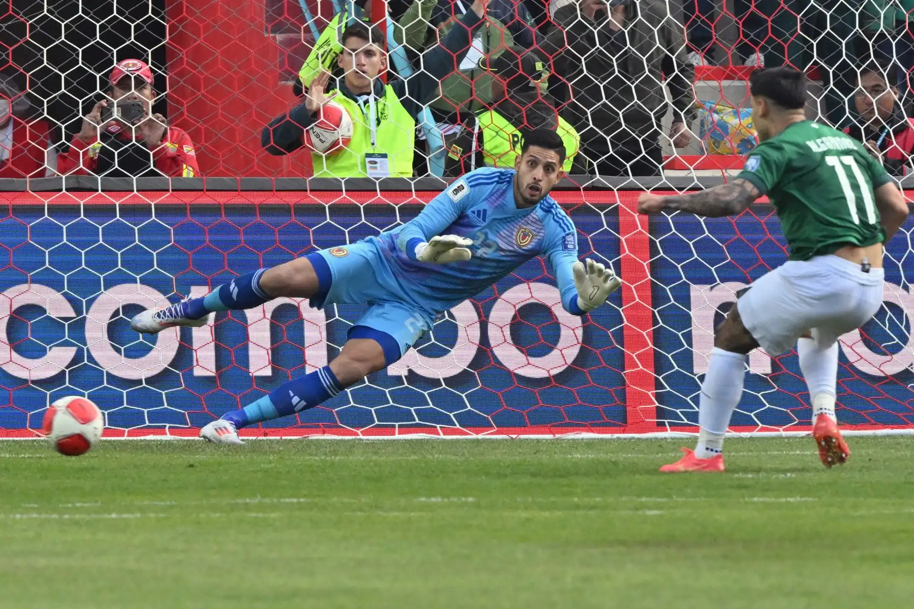 El delantero boliviano Carmelo Algarañaz (derecha) anota un penal contra el portero venezolano Rafael Romo durante el partido de fútbol de las eliminatorias sudamericanas para la Copa Mundial de la FIFA 2026 entre Bolivia y Venezuela- Foto: AFP