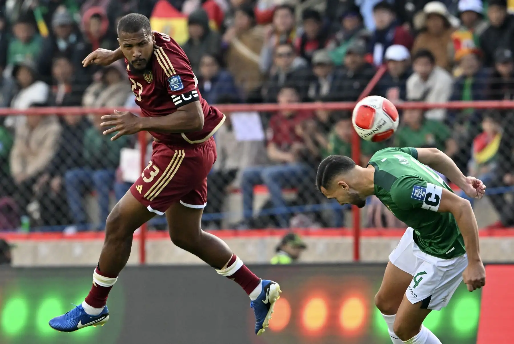 El delantero venezolano Salomón Rondón (izq.) y el defensa boliviano Luis Haquin luchan por el balón durante el partido de fútbol de las eliminatorias sudamericanas de la Copa Mundial de la FIFA 2026. Foto: AFP