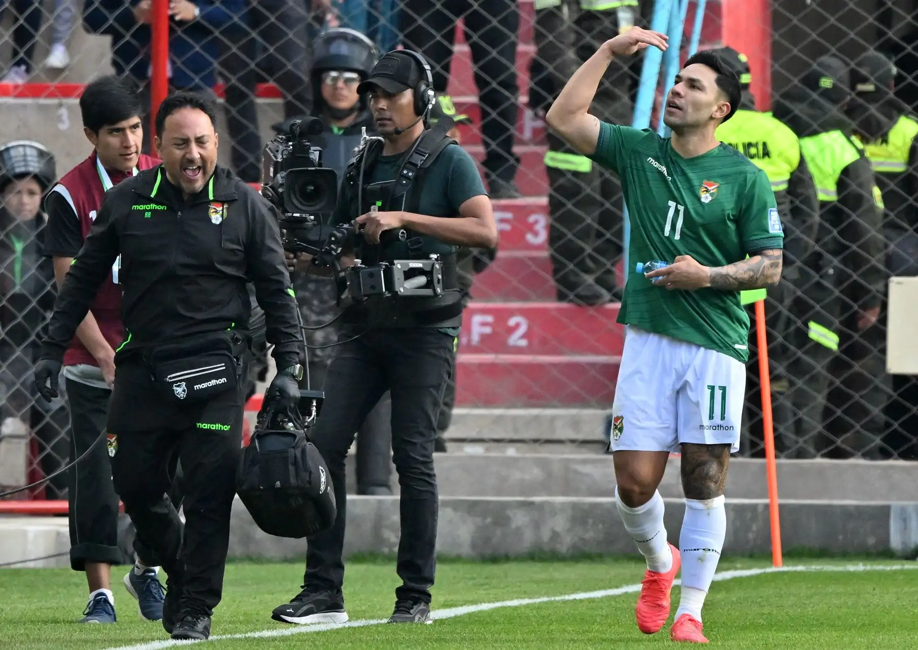 El delantero boliviano Carmelo Algarañaz celebra tras anotar durante el partido de fútbol de las eliminatorias sudamericanas de la Copa Mundial de la FIFA 2026 entre Bolivia y Venezuela. Foto: AFP
