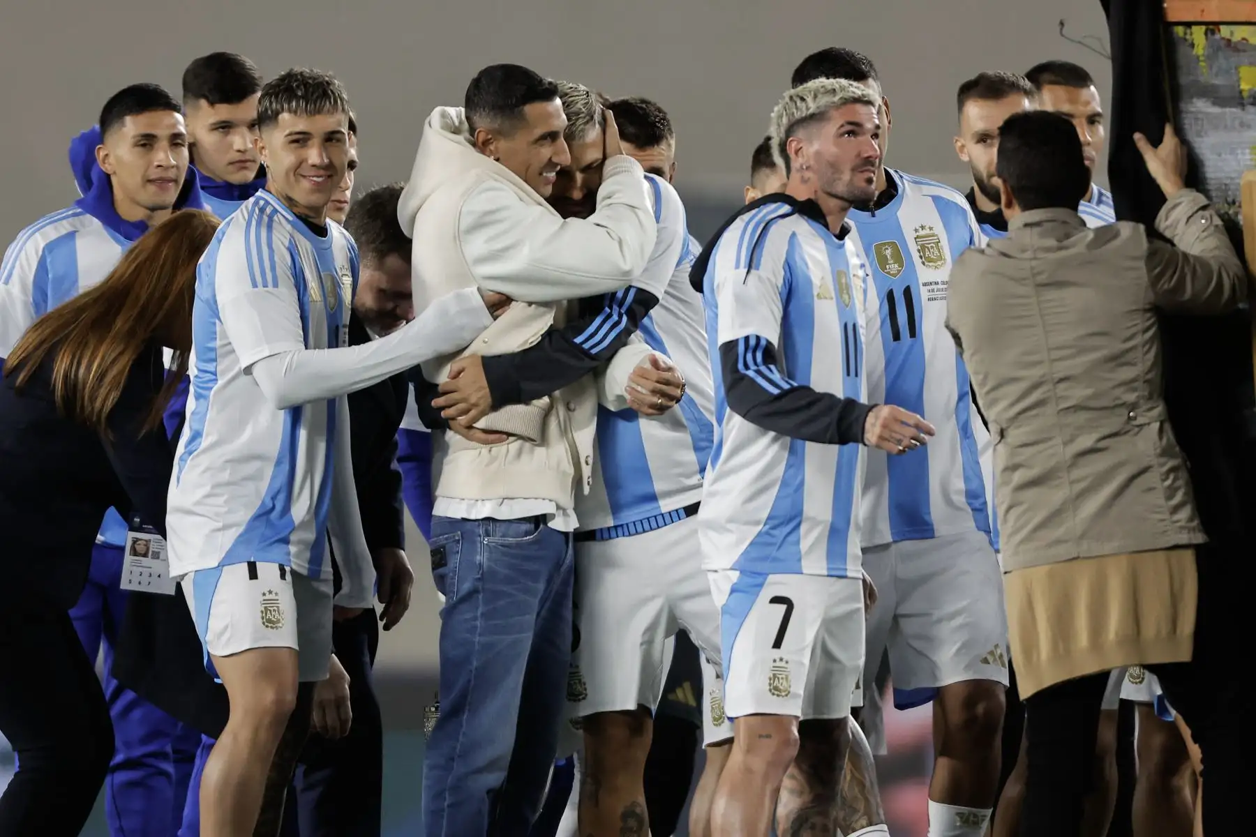 El video contó con palabras de agradecimiento de Lionel Messi, que le envió un mensaje desde Miami, adonde se recupera de la lesión que sufrió en la final de la Copa América contra Colombia, en el que el 10 argentino le dijo que "te vamos a extrañar mucho". Foto: EFE