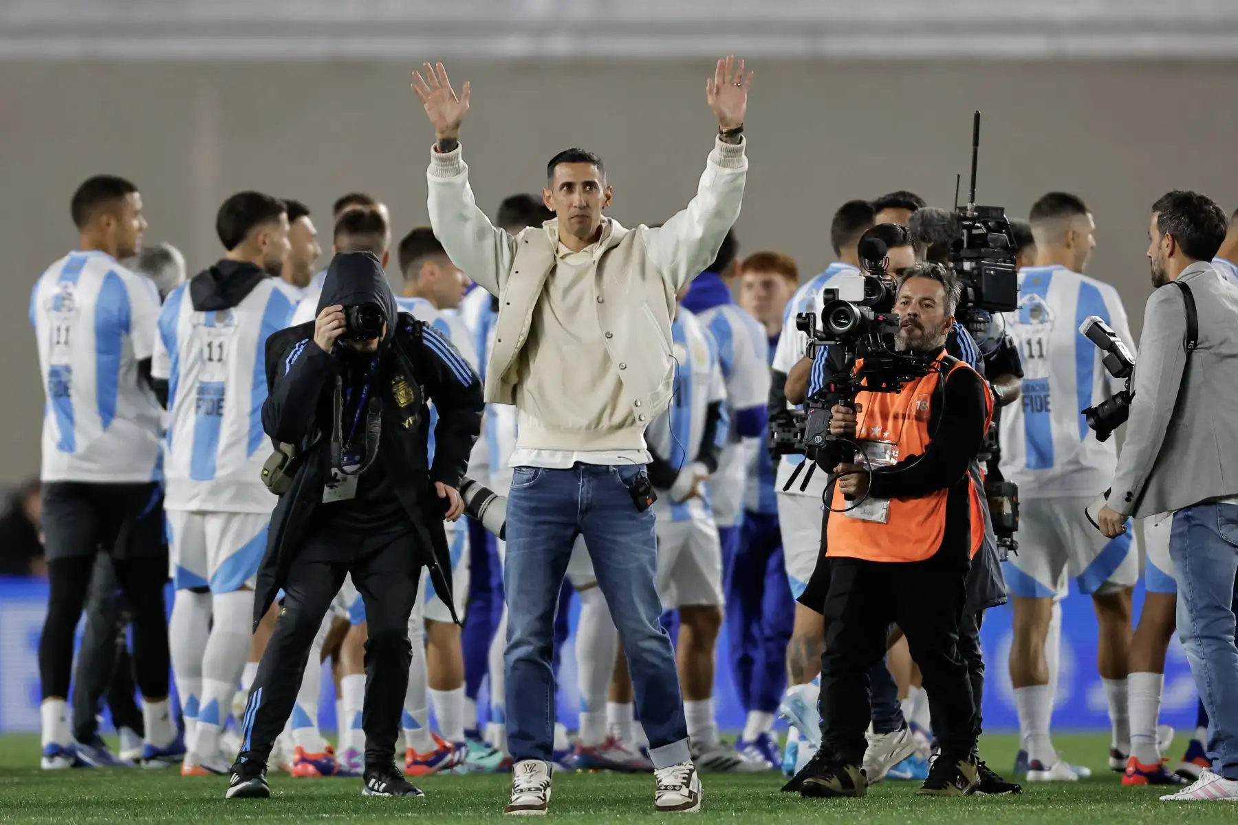 Una hora antes del partido, Di María fue presentado por Sergio Goycochea, arquero subcampeón del mundo en Italia-1990 y actual animador televisivo, que incluyó un video con los momentos difíciles que debió atravesar el Fideo antes de triunfar con la Albiceleste. Foto: EFE
