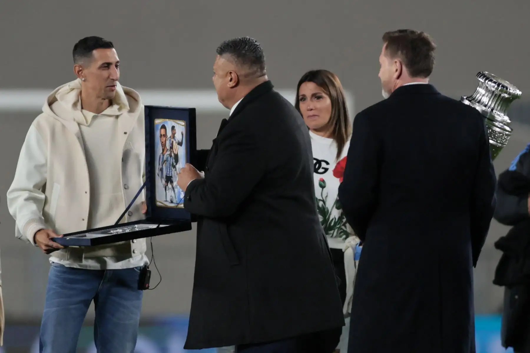Emocionado hasta las lágrimas, Di María estuvo acompañado por su mujer y sus hijas, y recibió los cánticos de agradecimiento de los hinchas, y escuchó una canción del artista Abel Pintos, para luego recibir un cuadro recordatorio y una réplica de la Copa América que le entregó el presidente de la Conmebol, Alejandro Domínguez. Foto: EFE