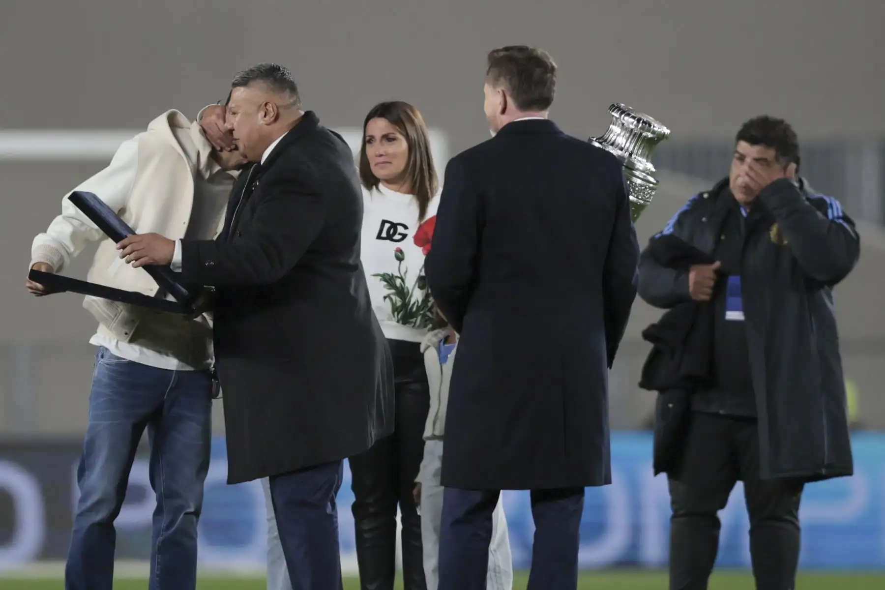 "Es difícil hablar, tengo muchos sentimientos por dentro. Pasé momentos difíciles y después tuve muchas alegrías. Tuve la posibilidad de jugar con varias generaciones, de estar con grandes jugadores, la mala suerte de no poder ganar algunos torneos y luego ganarlo todo", expresó el jugador nacido en Rosario. Foto: EFE