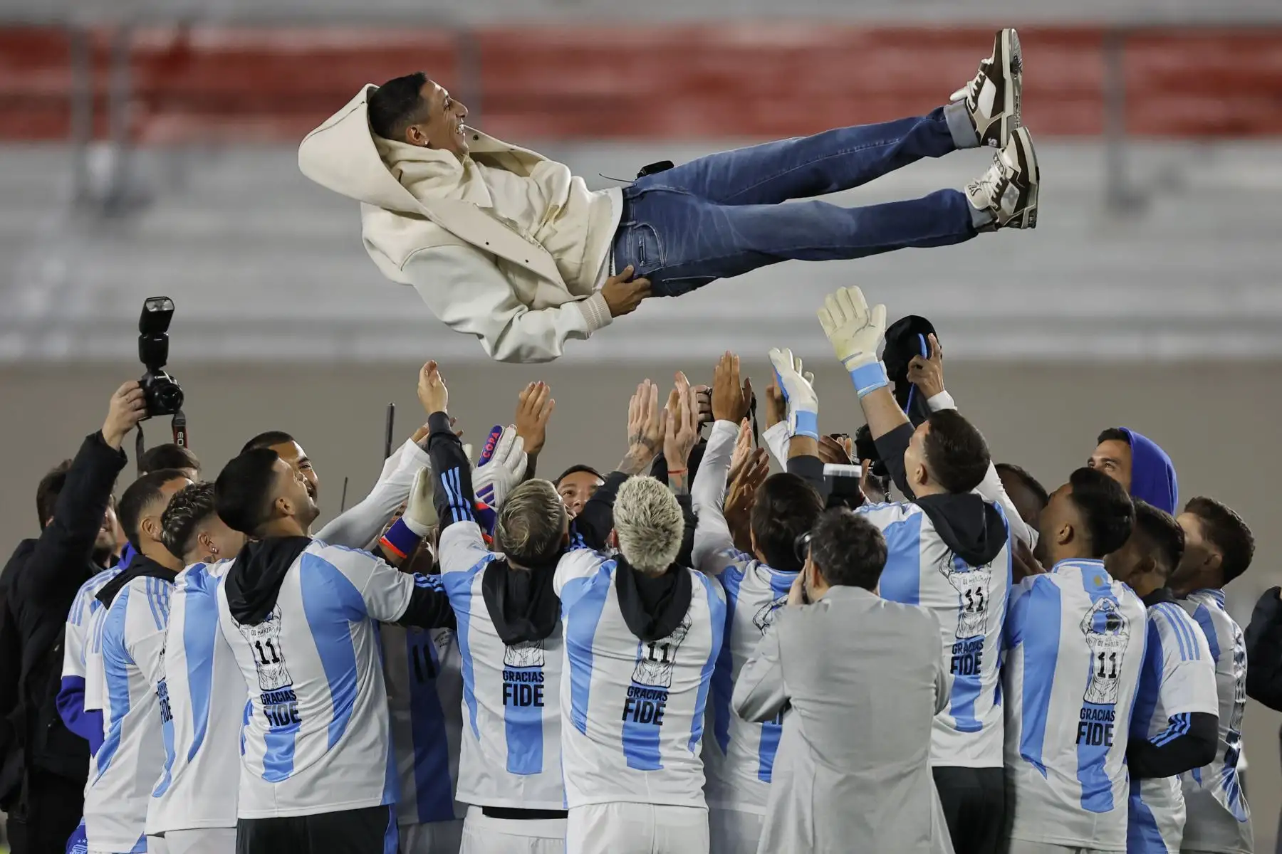 Ángel Di María, quien se retiró de la selección argentina tras la reciente conquista de la Copa América de Estados Unidos, recibió un gran tributo en el estadio Monumental, antes del partido entre Argentina y Chile por la clasificatoria sudamericana al Mundial 2026. Foto: EFE