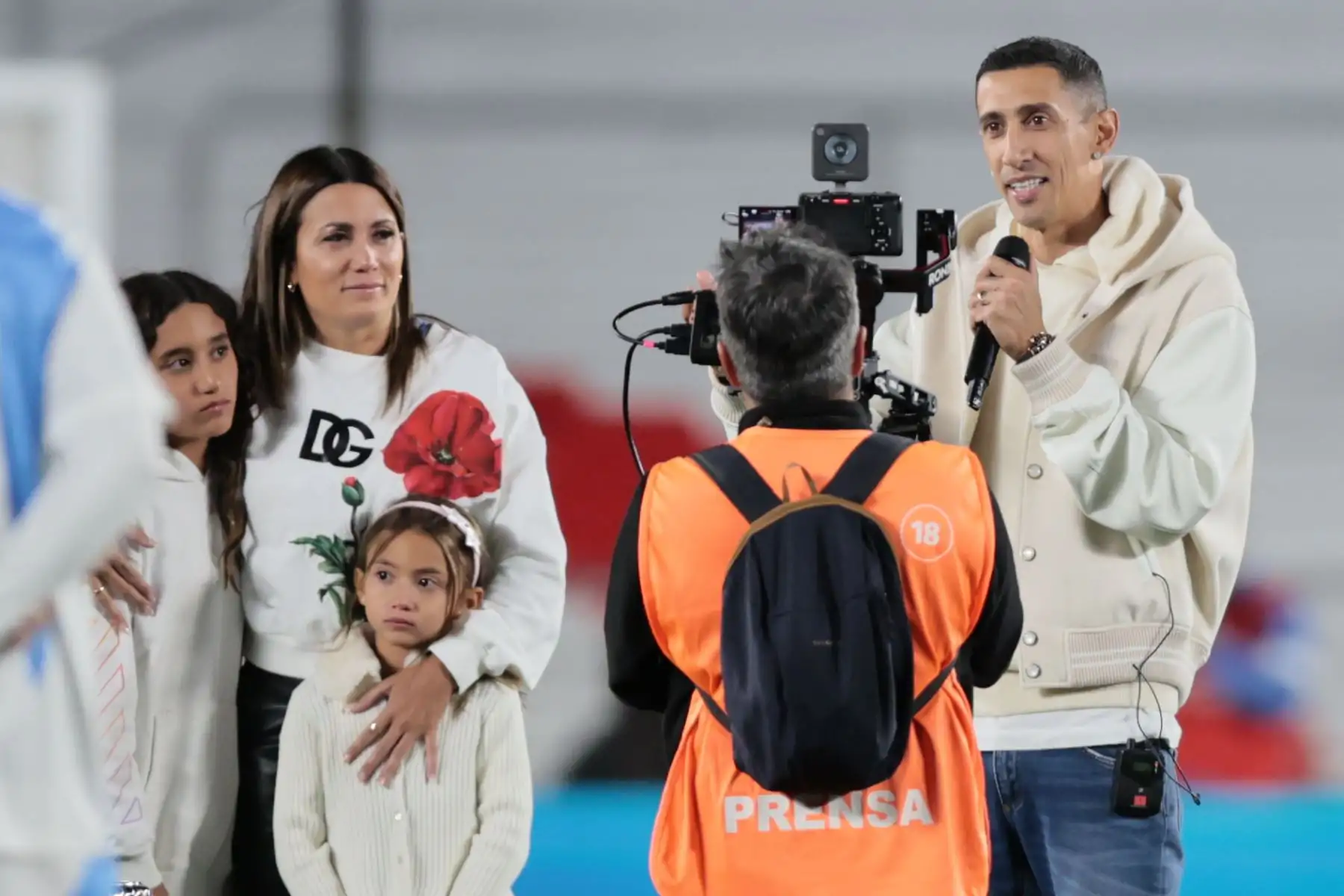 "Voy a estar eternamente agradecido, voy a seguir estando desde afuera, acompañándolos. Ahora estaré con ustedes (los hinchas), al lado de ellos", agregó Di María, que contó con el apoyo de sus excompañeros de selección, que lo alzaron en andas en medio del campo de juego. Foto: EFE