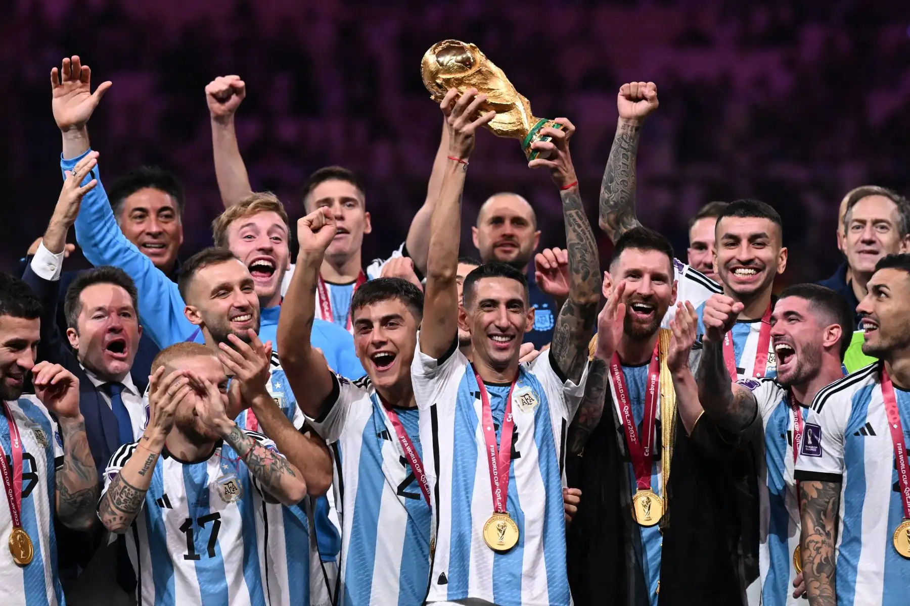 Di María levanta la Copa del Mundo en el mundial de Qatar 2022, luego de ganar a Francia por penales. Foto: AFP