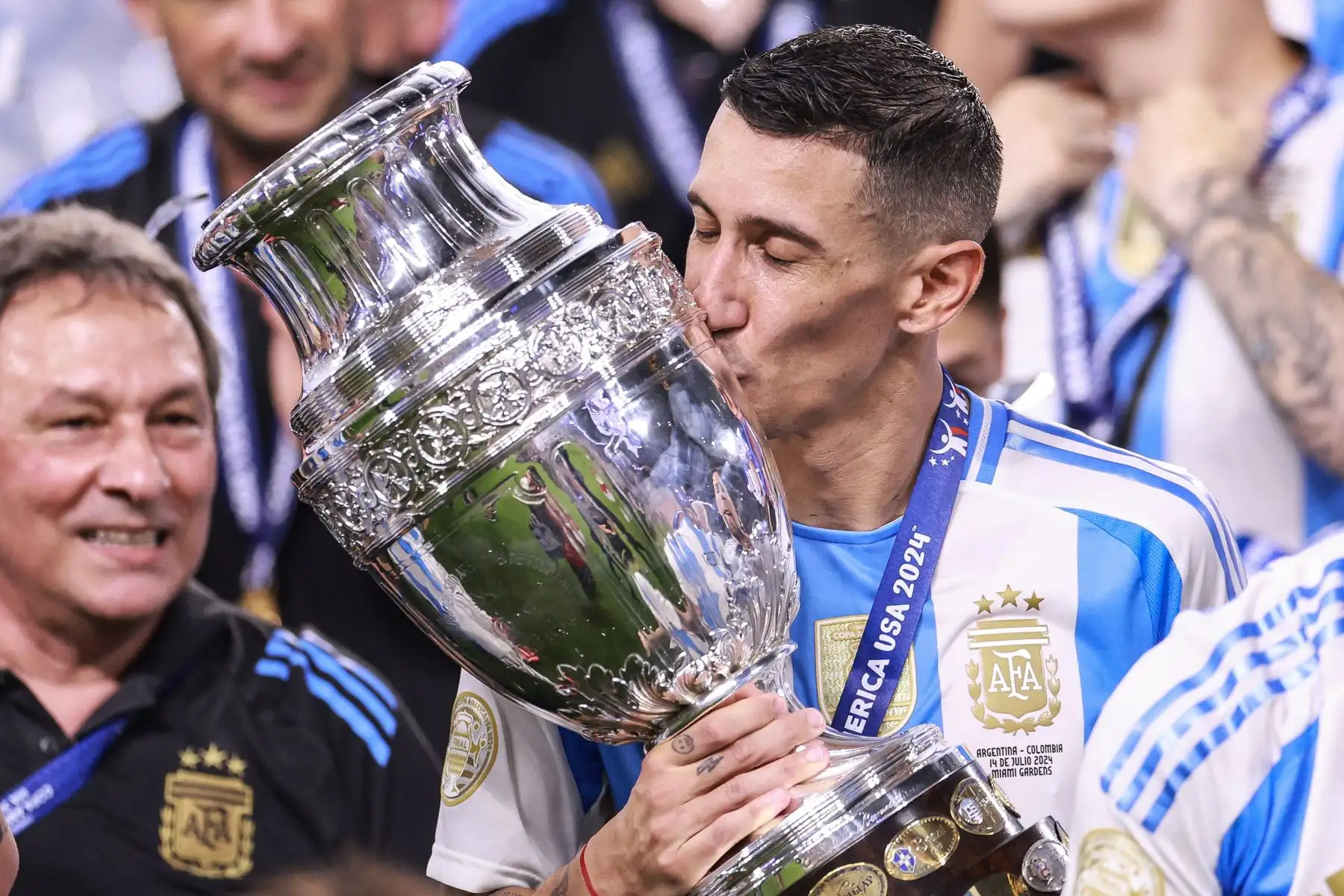 Besando la Copa América conseguida frente a Colombia. Foto: AFP