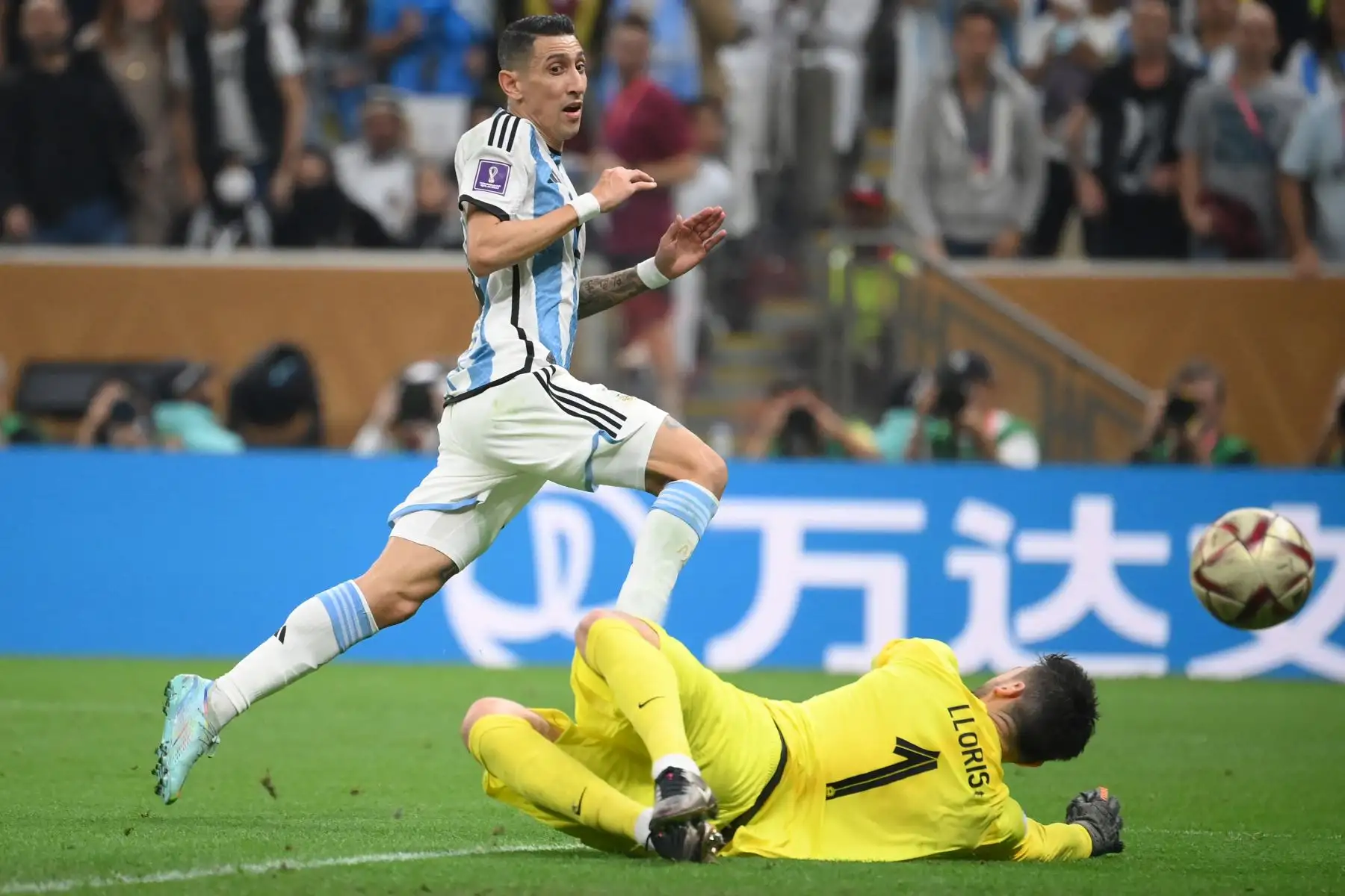 El mediocampista de Argentina, Ángel Di María, marcó el segundo gol de su equipo ante el portero de Francia, Hugo Lloris, durante la final de la Copa Mundial de fútbol Qatar 2022 entre Argentina y Francia en el Estadio Lusail en Lusail. Foto: AFP