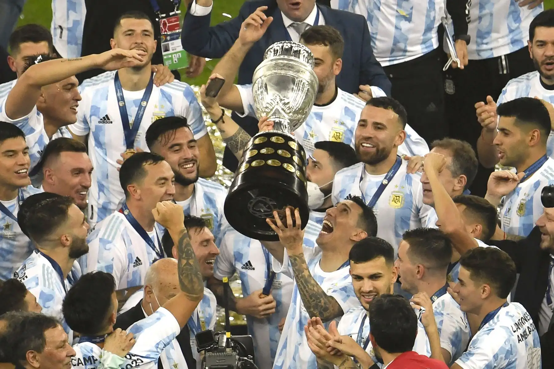 Di María levanta su primera Copa América, luego de ganar a Brasil en la final del certamen. Foto: AFP