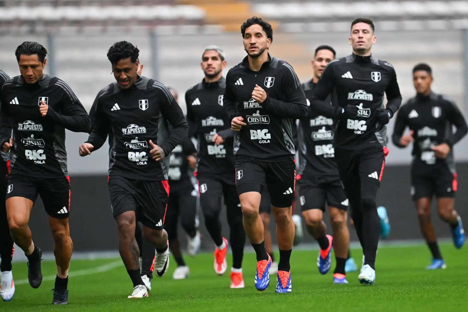 El seleccionador de Perú, Jorge Fossati, dijo este miércoles que pese al favoritismo de Colombia, el combinado inca está en condiciones de sacar un resultado positivo el viernes en Lima, en el partido por la séptima fecha de la clasificatoria sudamericana al Mundial 2026. Foto: FPF