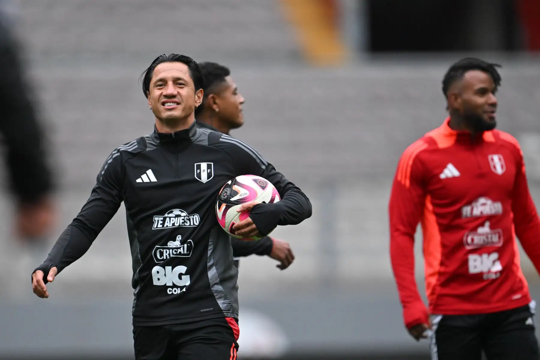Perú recibirá a Colombia en el estadio Nacional de Lima la noche del viernes, y el martes visitará a Ecuador en el Rodrigo Paz Delgado de Quito. Foto: FPF