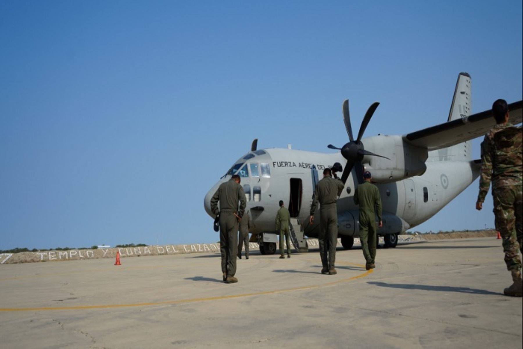 Con helicópteros y aviones se trabaja para controlar los incendios forestales en Cajamarca y San Martín.