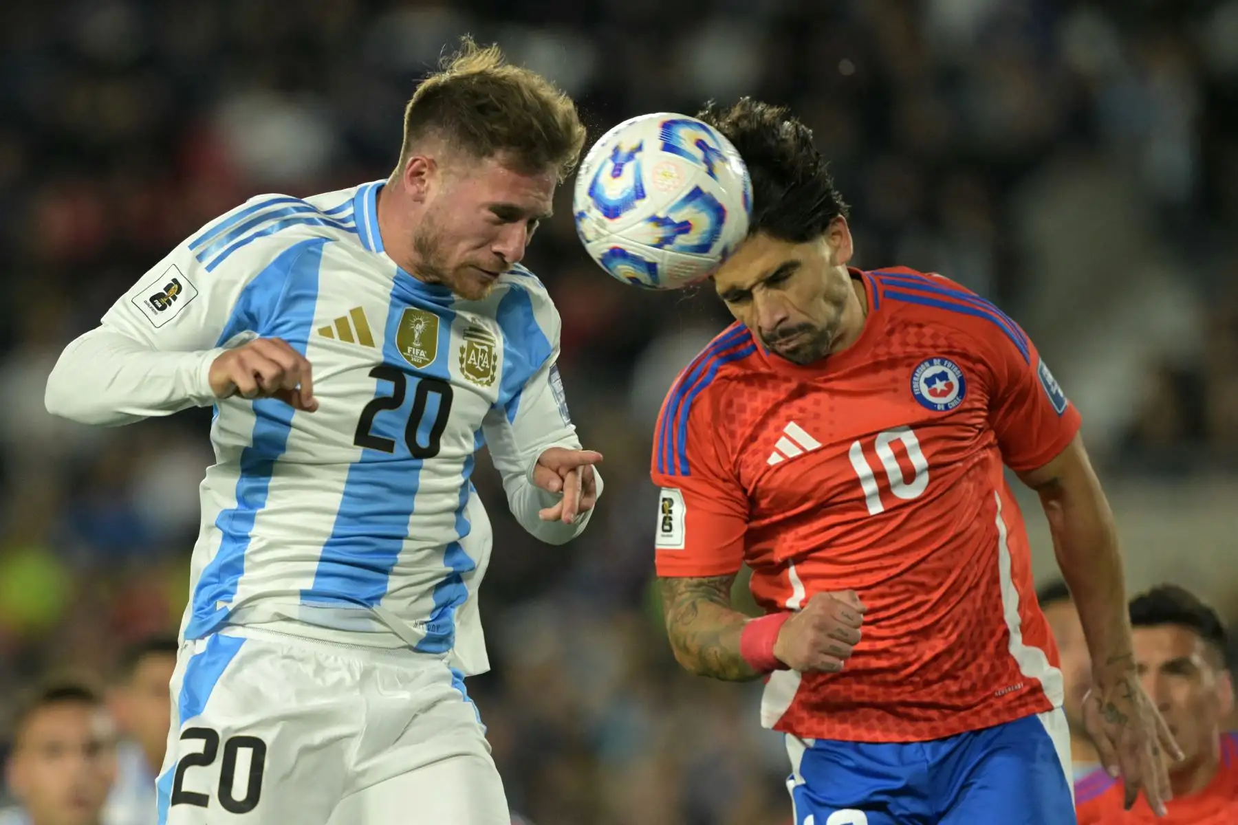 Con goles de Alexis Mc Allister, Julián Álvarez y Paolo Dibala, los dirigidos por Lionel Scaloni se impusieron ante una tímida Chile, resultado que pone en entredicho la estabilidad de Ricardo Gareca. Foto: AFP