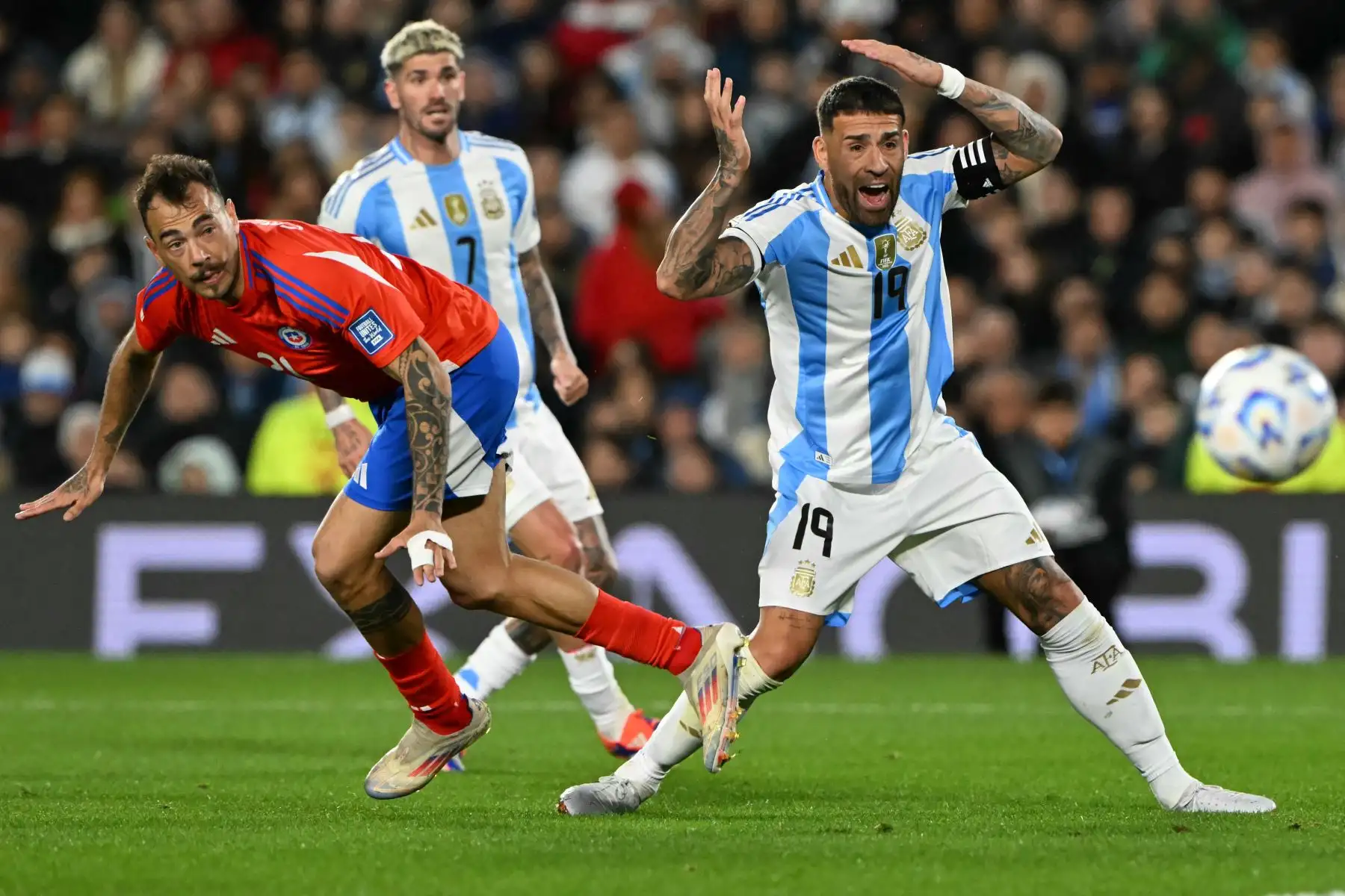 El volante Alexis Mac Allister (48), Julián Álvarez (84) y Paulo Dybala (90+1) marcaron los goles para el triunfo de la Albiceleste, que se mantiene como líder de la ruta a la Copa del Mundo norteamericana. Foto: AFP