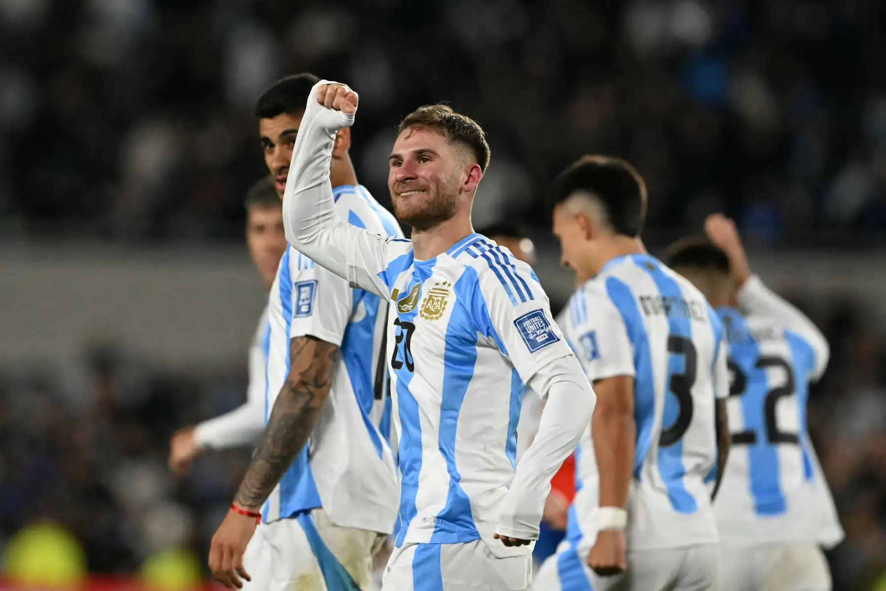 Con goles de Alexis Mc Allister, Julián Álvarez y Paolo Dibala, los dirigidos por Lionel Scaloni se impusieron ante una tímida Chile, resultado que pone en entredicho la estabilidad de Ricardo Gareca. Foto: AFP