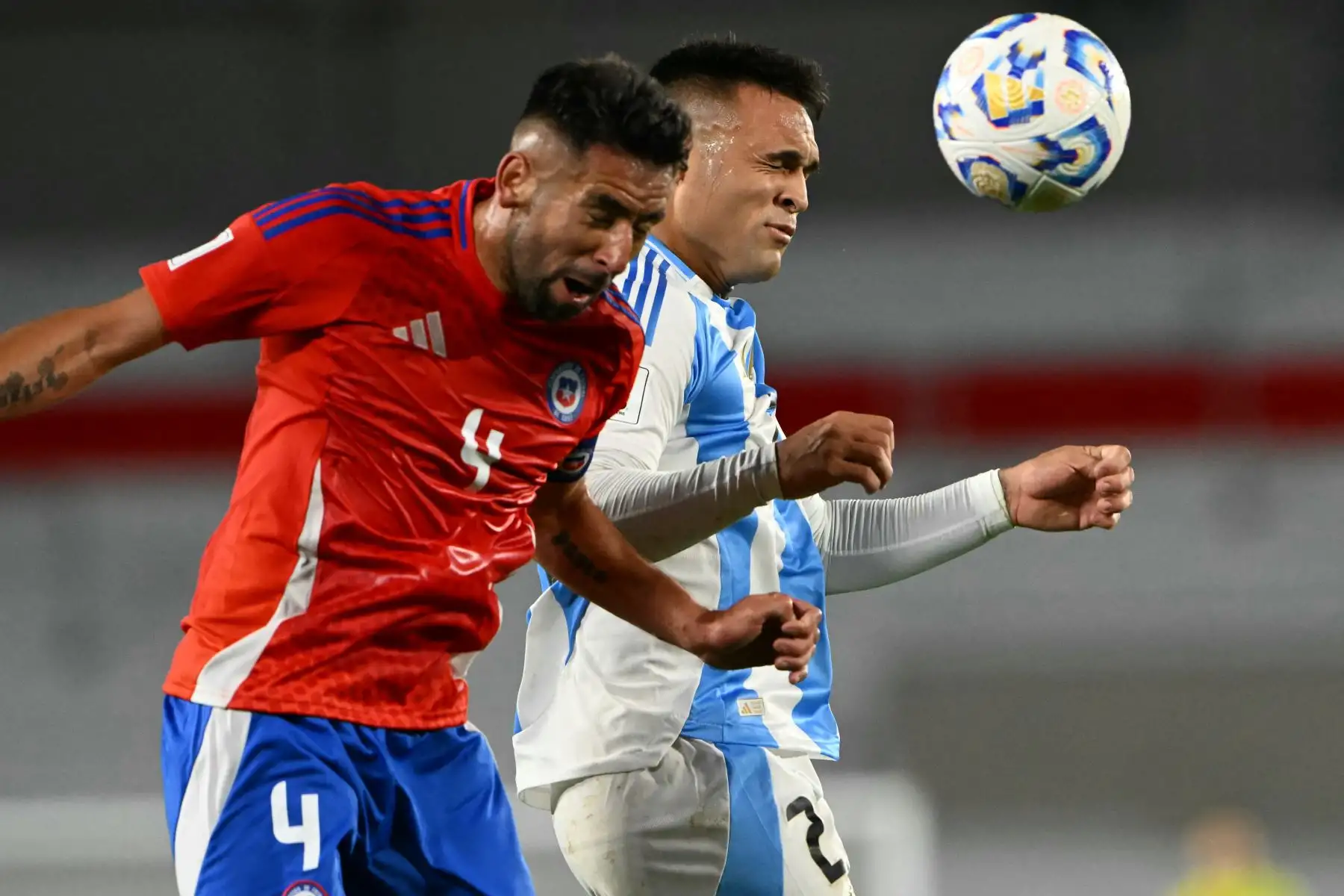 La selección de fútbol de Argentina se impuso a su similar de Chile por 3-0 (parcial 0-0), en un partido por la séptima fecha de la clasificatoria sudamericana al Mundial 2026, jugado este jueves en el estadio Monumental en Buenos Aires. Foto: AFP