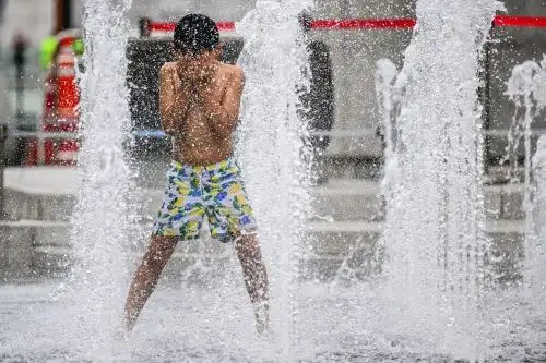Para las próximas horas de hoy, lunes 6 de enero, se esperan temperaturas de 29 grados a más, sobre todo hacia los distritos de Lima Norte y Lima Este. AFP