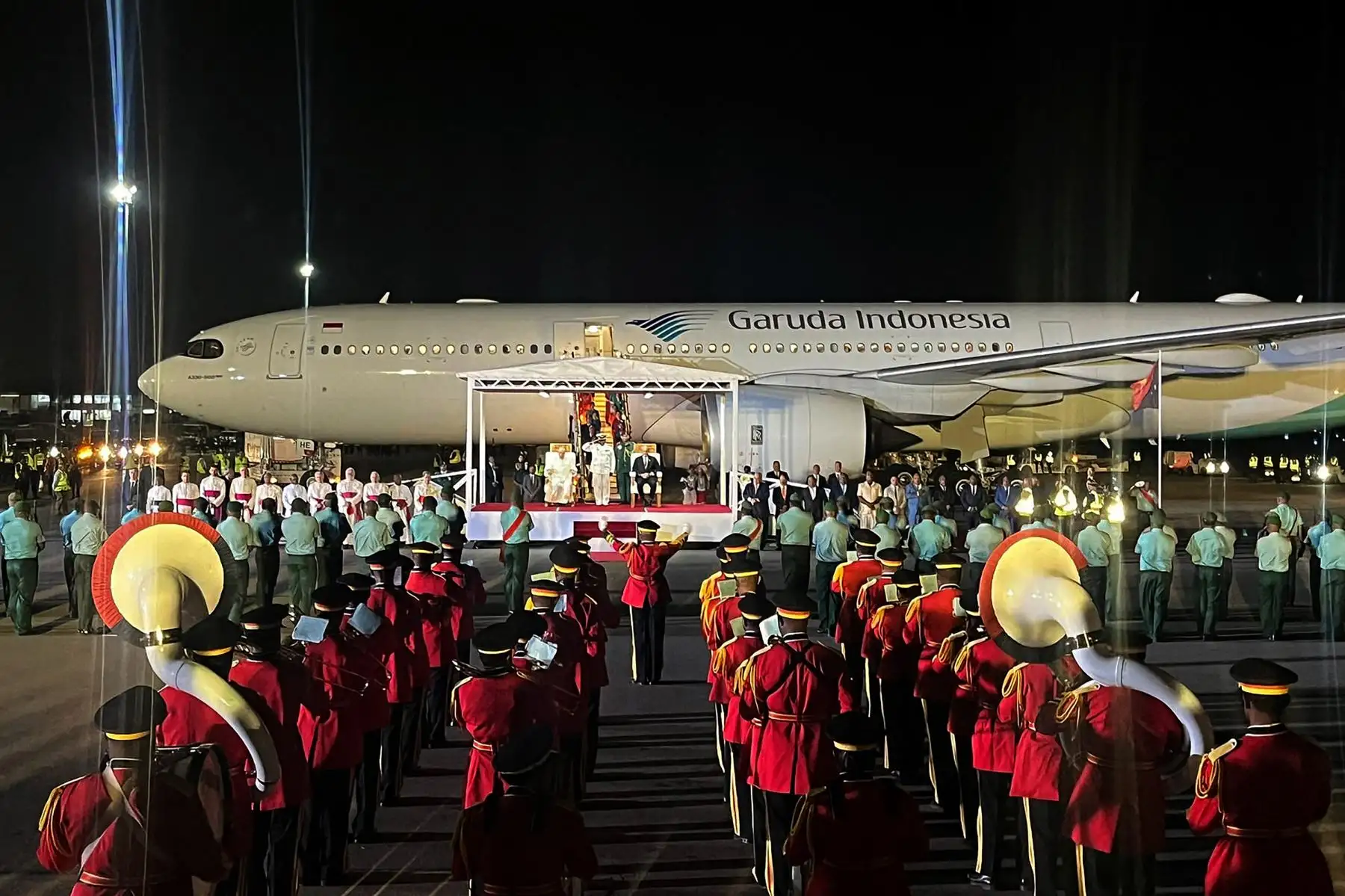 El papa Francisco llegó este viernes a Papúa Nueva Guinea, procedente de Indonesia y segunda etapa de su viaje más largo y primera vez en Oceanía, para llevar su cercanía a los católicos, el 25 % de la población, en un país entre los más pobres del mundo y más golpeados por los efectos del cambio climático. Foto: AFP