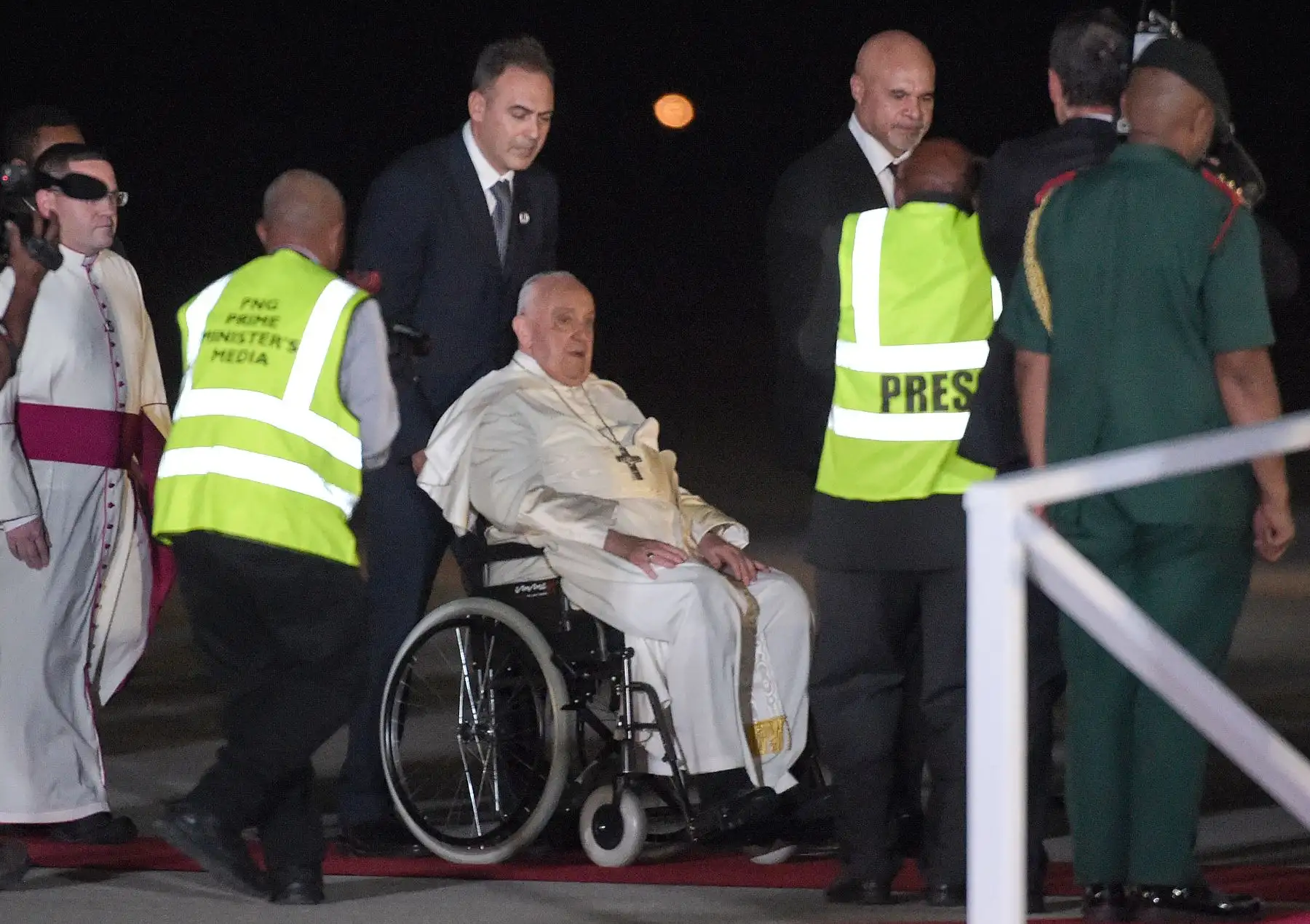 Después de seis horas de vuelo, Francisco fue recibido con una sencilla ceremonia de bienvenida en el aeropuerto y dedicará el resto de la jornada a descansar. Foto: AFP