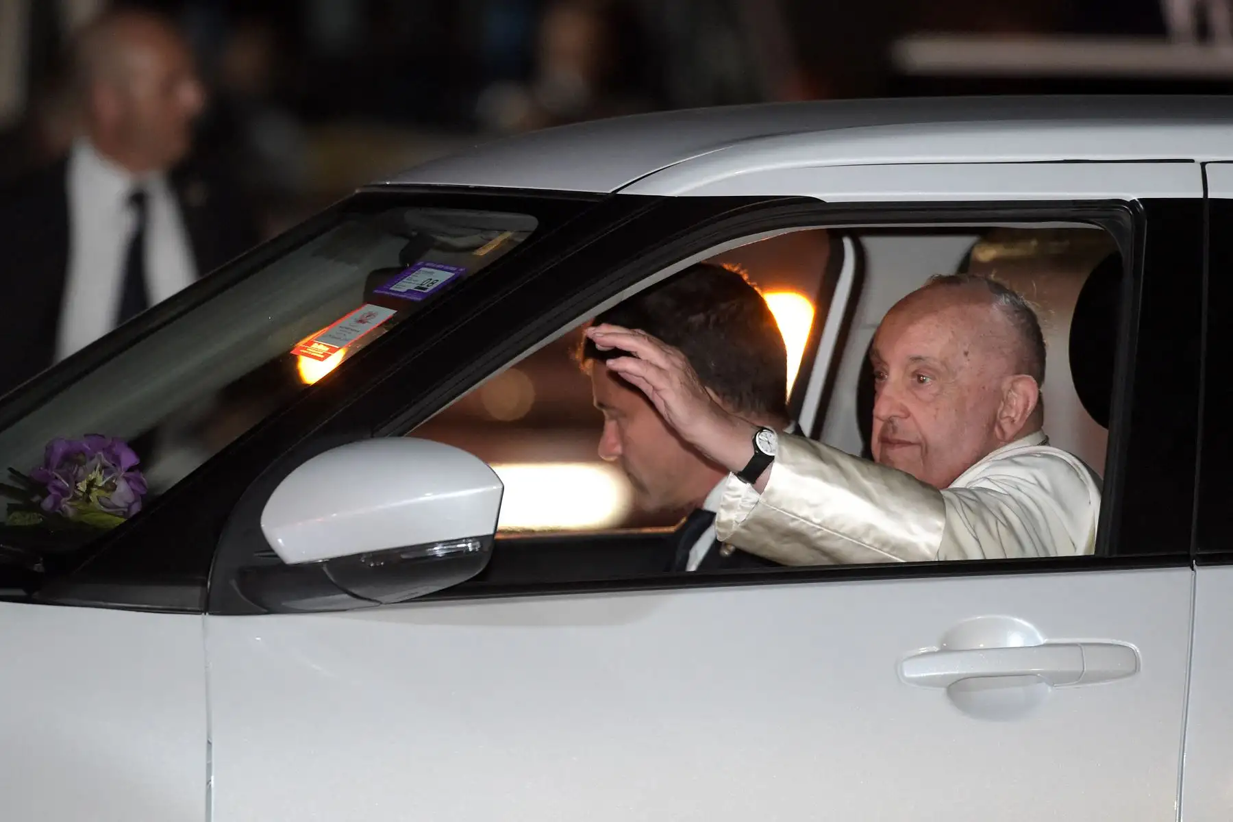 El papa Francisco llegó este viernes a Papúa Nueva Guinea, procedente de Indonesia y segunda etapa de su viaje más largo y primera vez en Oceanía, para llevar su cercanía a los católicos, el 25 % de la población, en un país entre los más pobres del mundo y más golpeados por los efectos del cambio climático. Foto: AFP