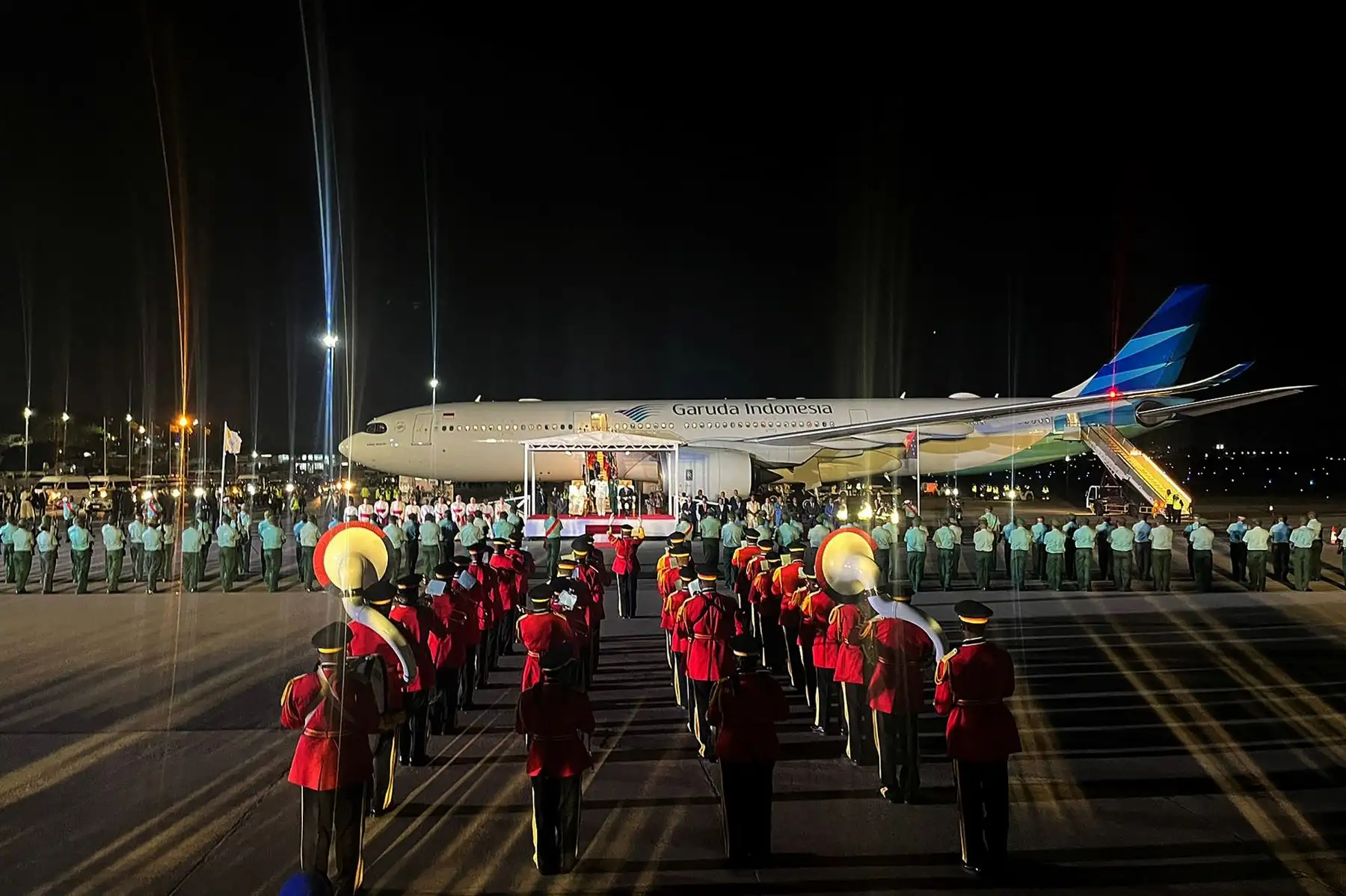 El pontífice aterrizó a las 19.10 horas (9:10 GMT) en el aeropuerto de Port Moresby, el único centro urbano del país donde el 80 % de su población vive en zonas rurales. Foto: AFP