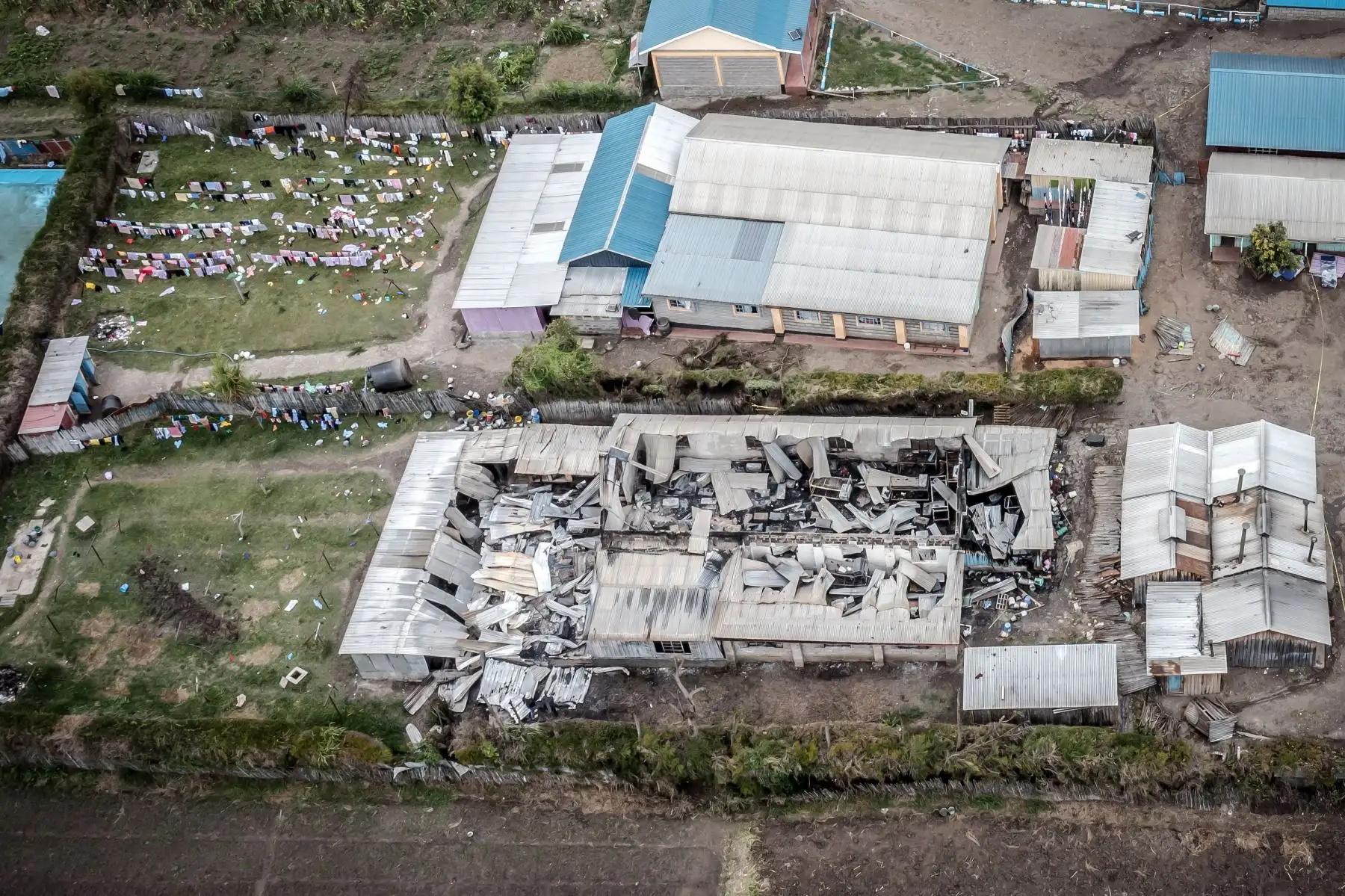 El fuego, que se declaró en torno a la medianoche, cuando dormía la mayoría de los estudiantes, arrasó el internado de la Academia Hillside Endarasha de Kieni, en el condado de Nyeri. Foto: AFP