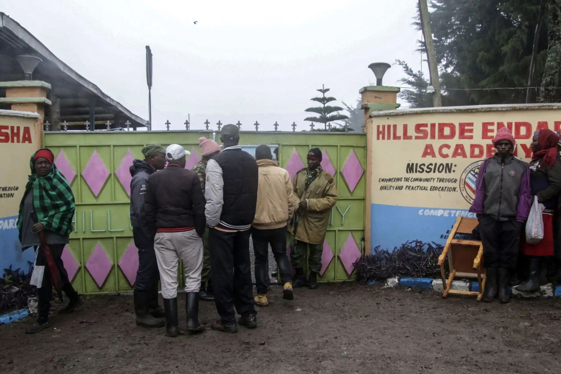 El presidente de Kenia, William Ruto, lamentó la desgracia y ordenó una investigación. "Nuestros pensamientos están con las familias de los niños que perdieron la vida en la tragedia del incendio en la Academia Hillside Endarasha en el condado de Nyeri. Esta es una noticia devastadora", afirmó Ruto en su cuenta de la red social X. Foto: EFE
