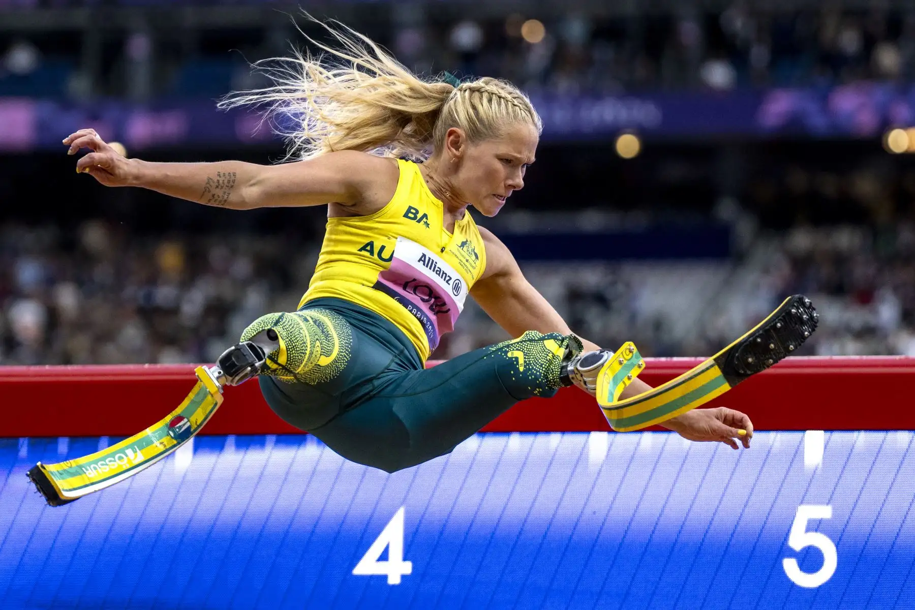 Los juegos paralímpicos están dejando imágenes sorprendentes de esfuerzo y resiliencia. Esta fotografía muestra a la australiana Vanessa Low compitiendo en la final de salto de longitud femenino paralímpico T63. Foto: ANDINA/AFP