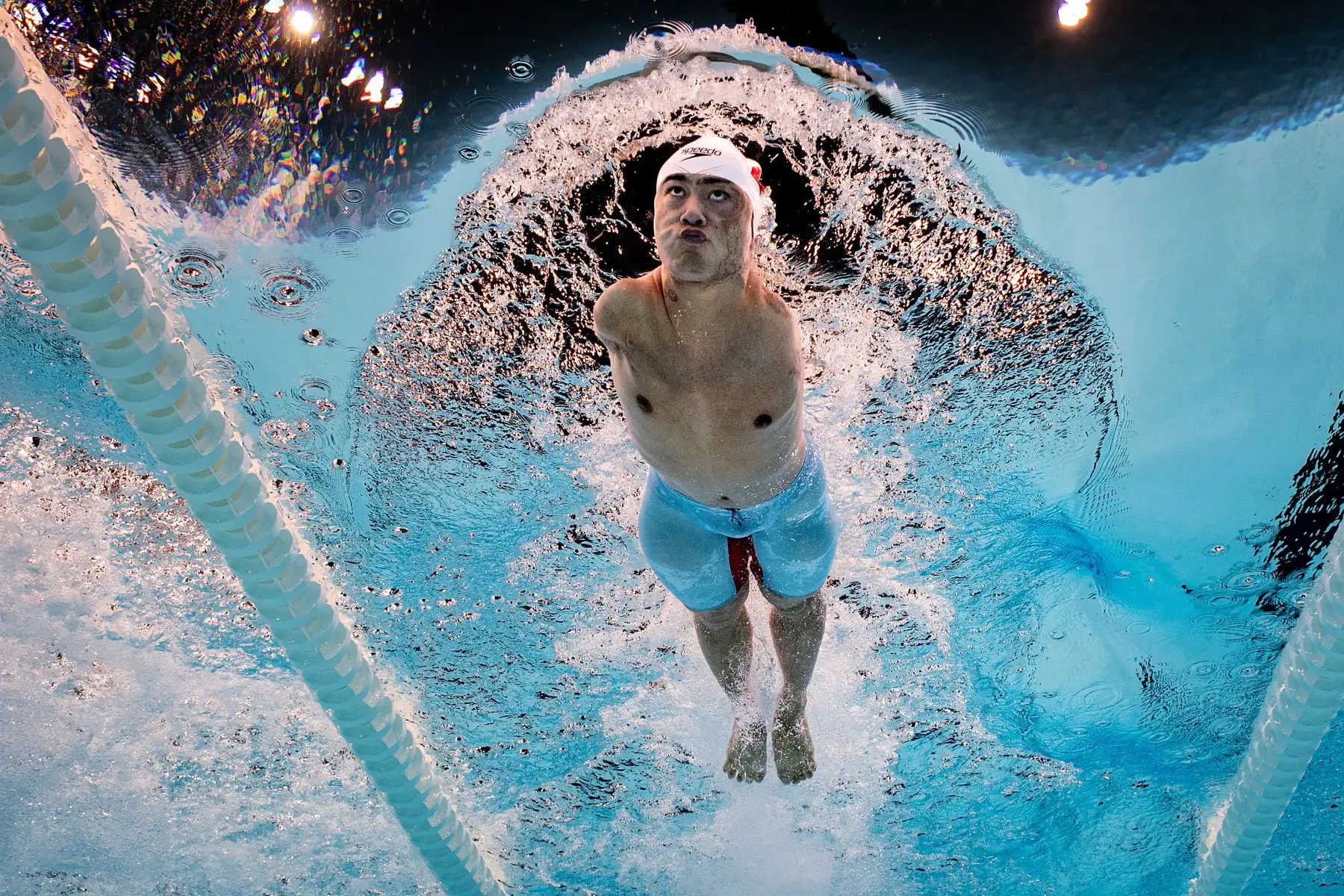 El chino Weiyi Yuan compite en la final de 50 m libre masculino de natación paralímpica - S5 en el Paris La Defense Arena durante los Juegos Paralímpicos de París 2024.  AFP: ANDINA/ AFP