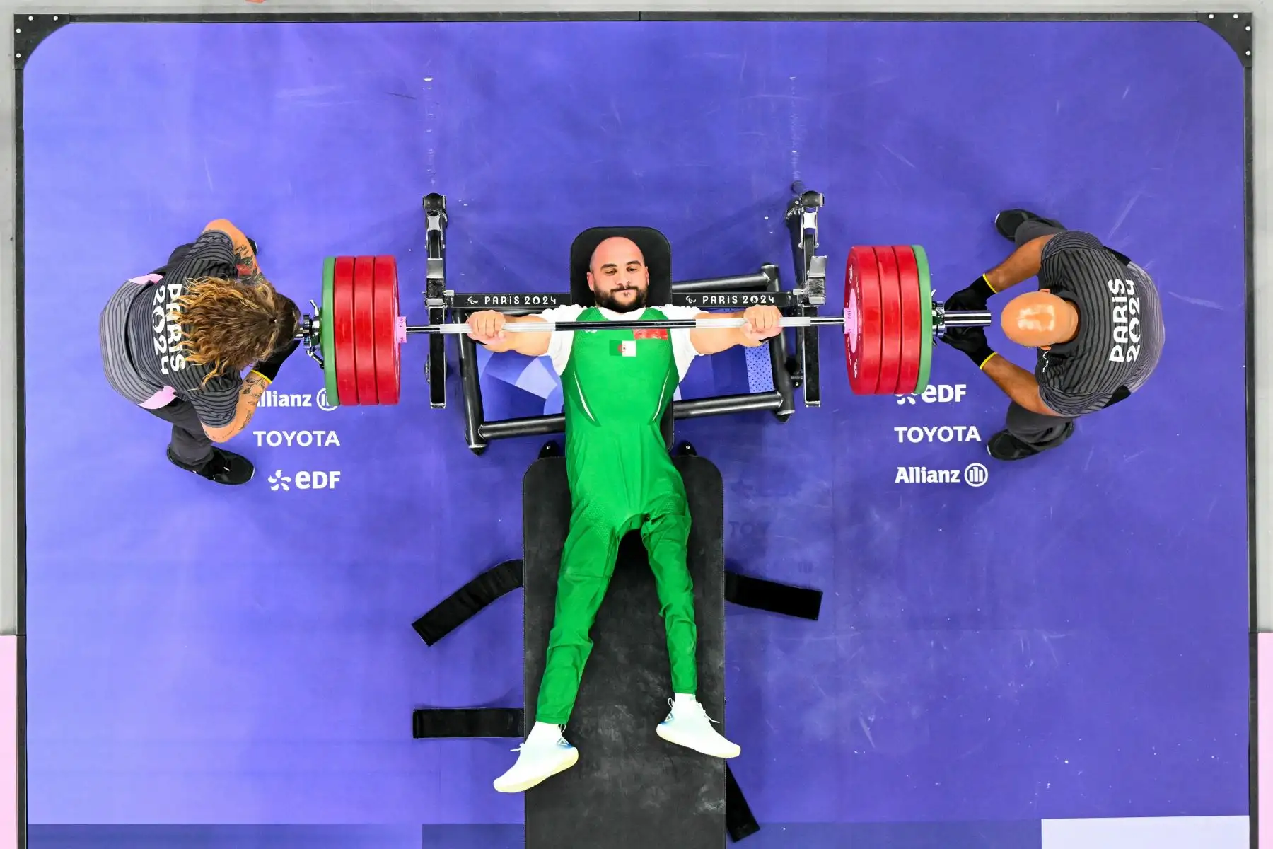 El argelino Hocine Bettir compite en la final masculina de levantamiento de pesas de hasta 65 kg durante los Juegos Paralímpicos de París 2024. Foto: ANDINA/AFP