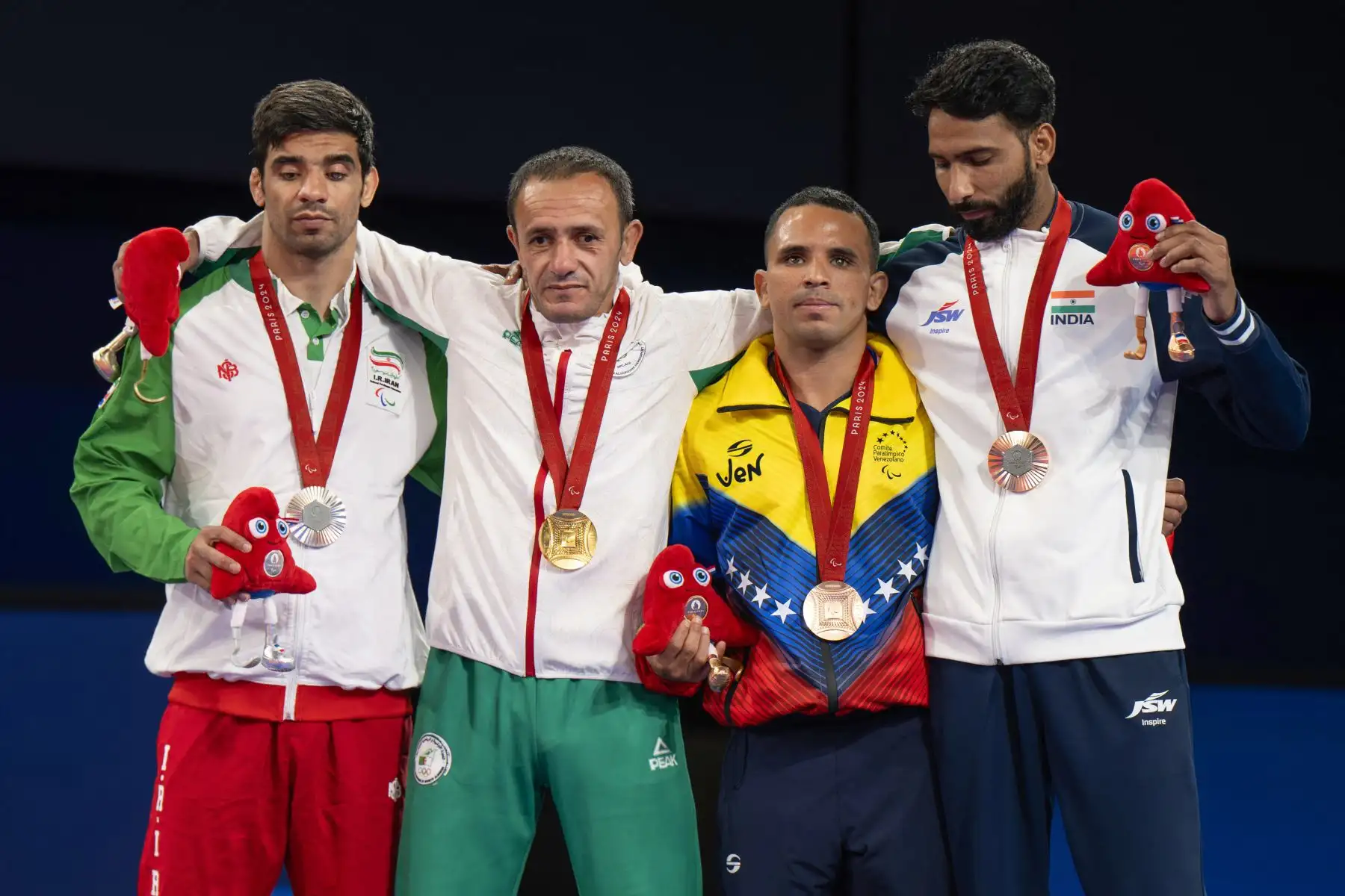 El medallista de plata Seyed Meysam Banitaba Khoram Abadi de Irán, el medallista de oro Abdelkader Bouamer de Argelia, los medallistas de bronce Seyed Meysam Banitaba Khoram Abadi de Irán y Kapil Parmar de India celebran durante la ceremonia de victoria del evento final del bloque J1 de -60 kg masculino de para judo, durante los Juegos Paralímpicos de París 2024. Foto: ANDINA/AFP