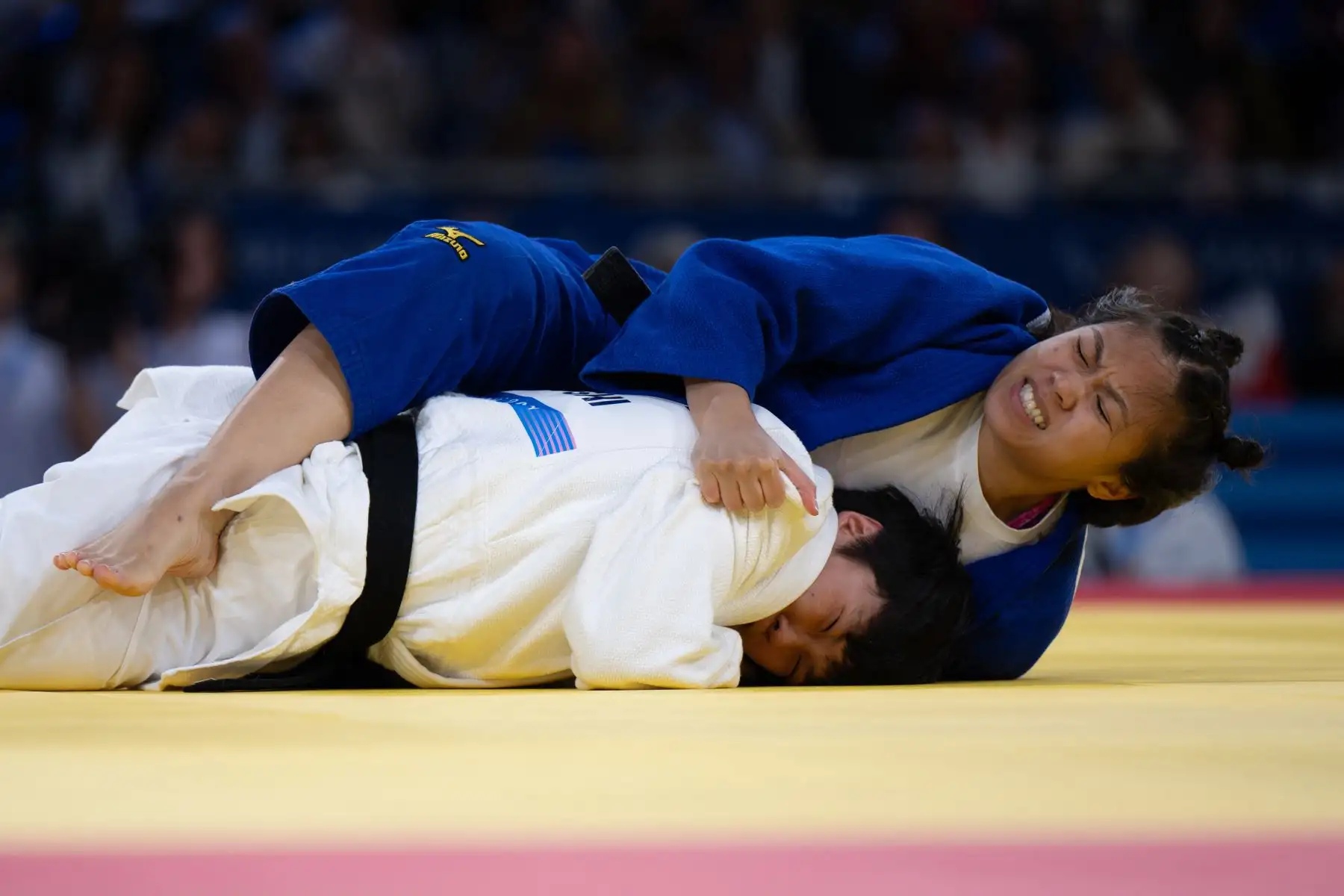 La china Yijie Shi blanca y la estadounidense Liana Mutia compiten en el combate por la medalla de oro en judo femenino de -57 kg J1 de los Juegos Paralímpicos de París 2024. Foto: ANDINA/AFP