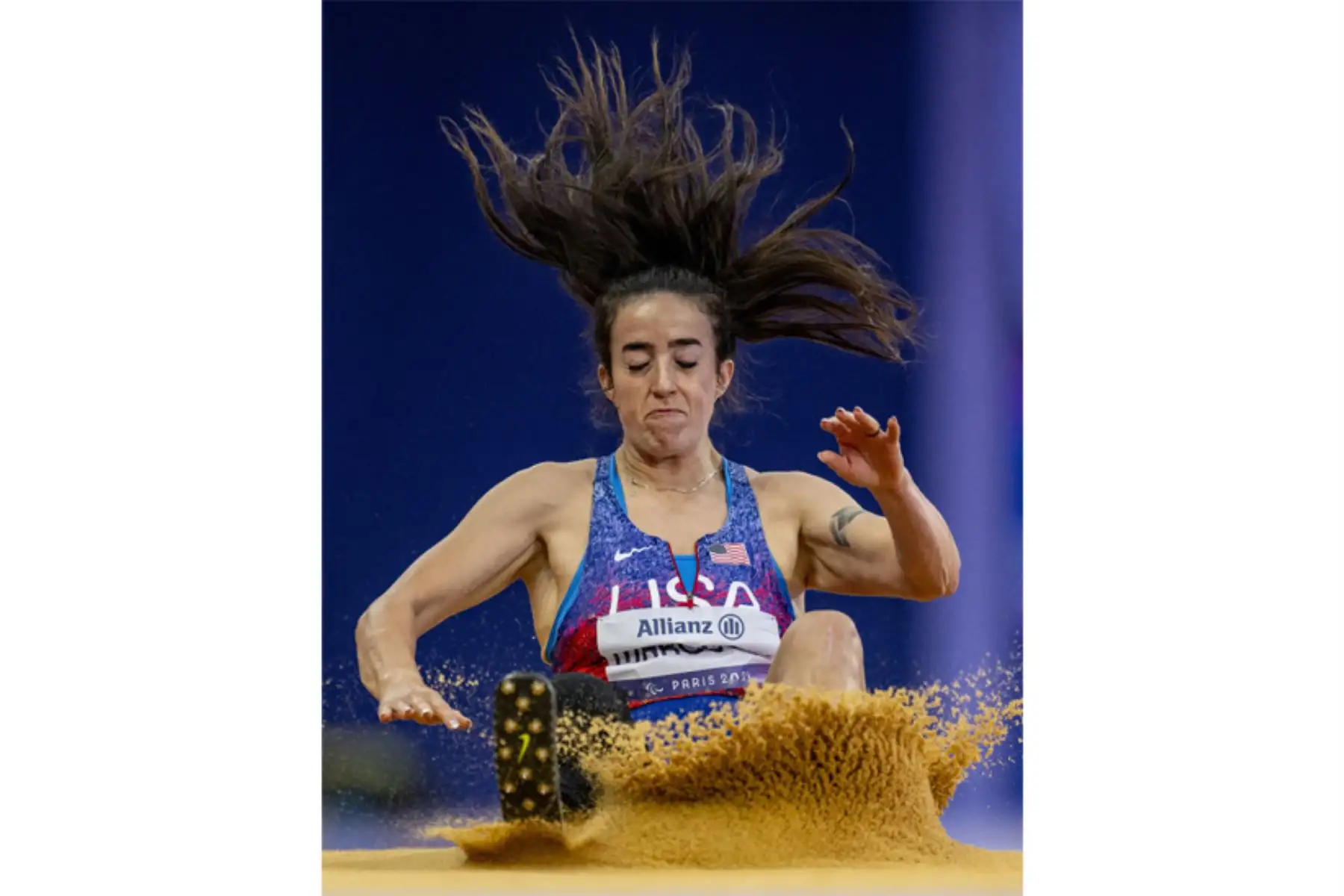 La estadounidense Lindi Marcusen compite en la final de salto de longitud femenino paralímpico T63 durante los Juegos Paralímpicos de París 2024.  Foto: ANDINA/AFP