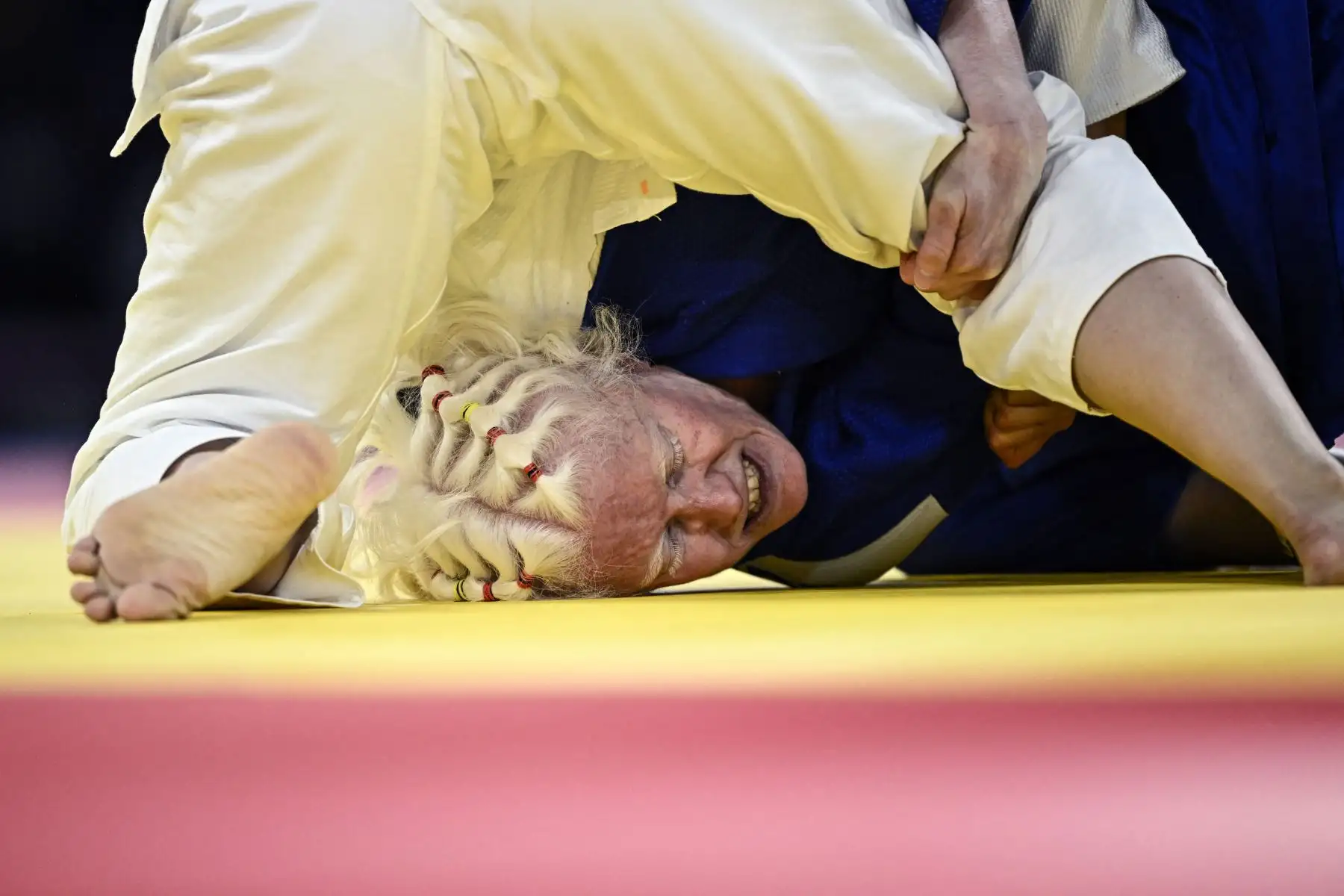 La española Marta Arce Payno y la uzbeka Kumushkon Khodjaeva compiten en la semifinal de judo femenino de -57 kg J2 de los Juegos Paralímpicos de París 2024. Foto: ANDINA/AFP