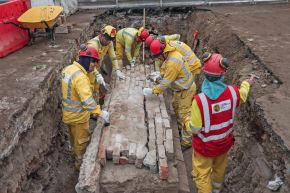 Personal especializado ejecuta el rescate de albañales, canales y acequias históricas halladas durante la construcción de la Estación Central. Foto: ANDINA/ Connie Calderon