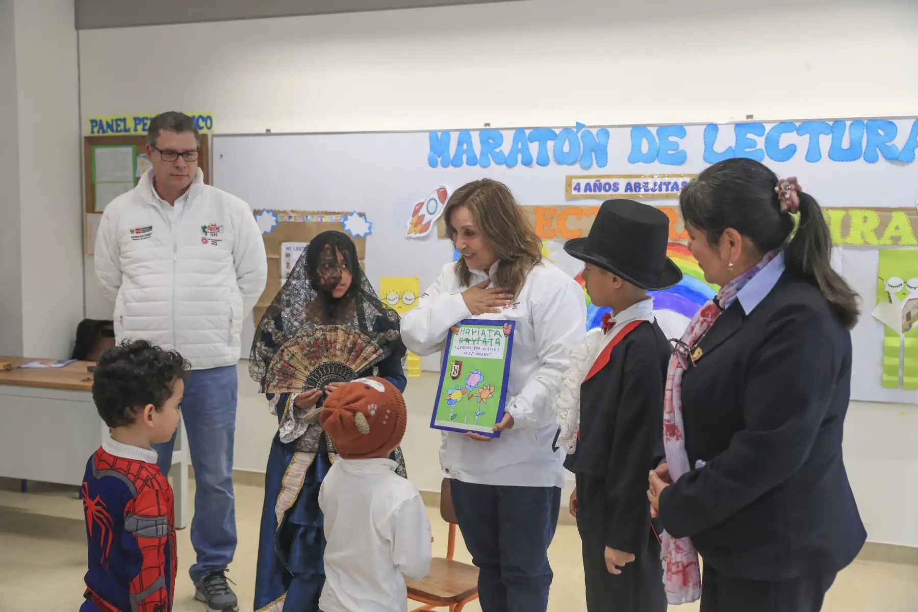 La presidenta de la república, Dina Ercilia Boluarte Zegarra, participa en la inauguración de la decimosegunda #EscuelaBicentenario, I. E. N.° 101-1166 Simón Bolívar en el Cercado de Lima. Foto: ANDINA/Prensa Presidencia