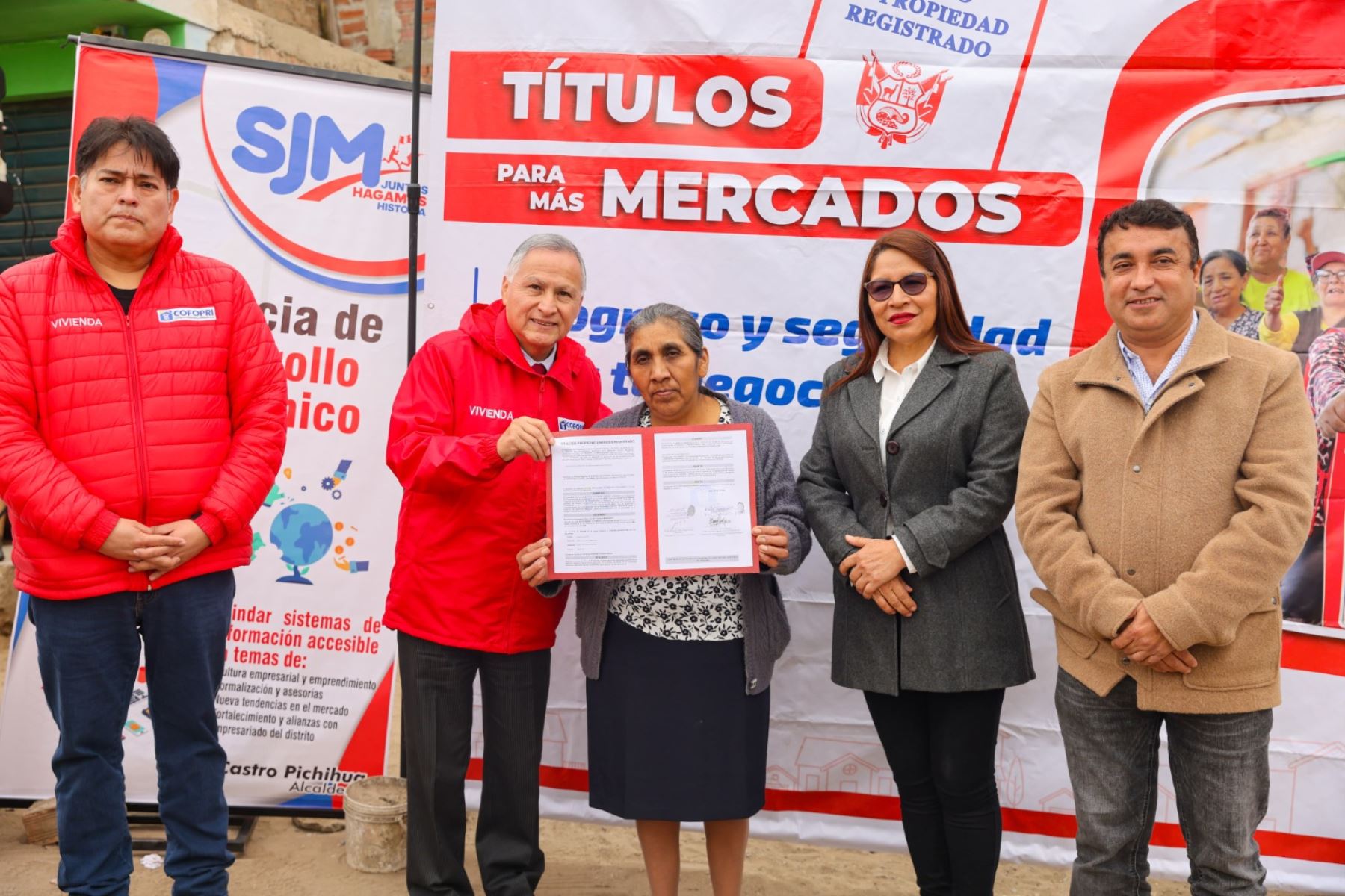 El Mercado María Parado de Bellido, constituido en su mayoría por mujeres de la tercera edad, es el único medio de sustento para más de 100 comerciantes. Foto: Cofopri