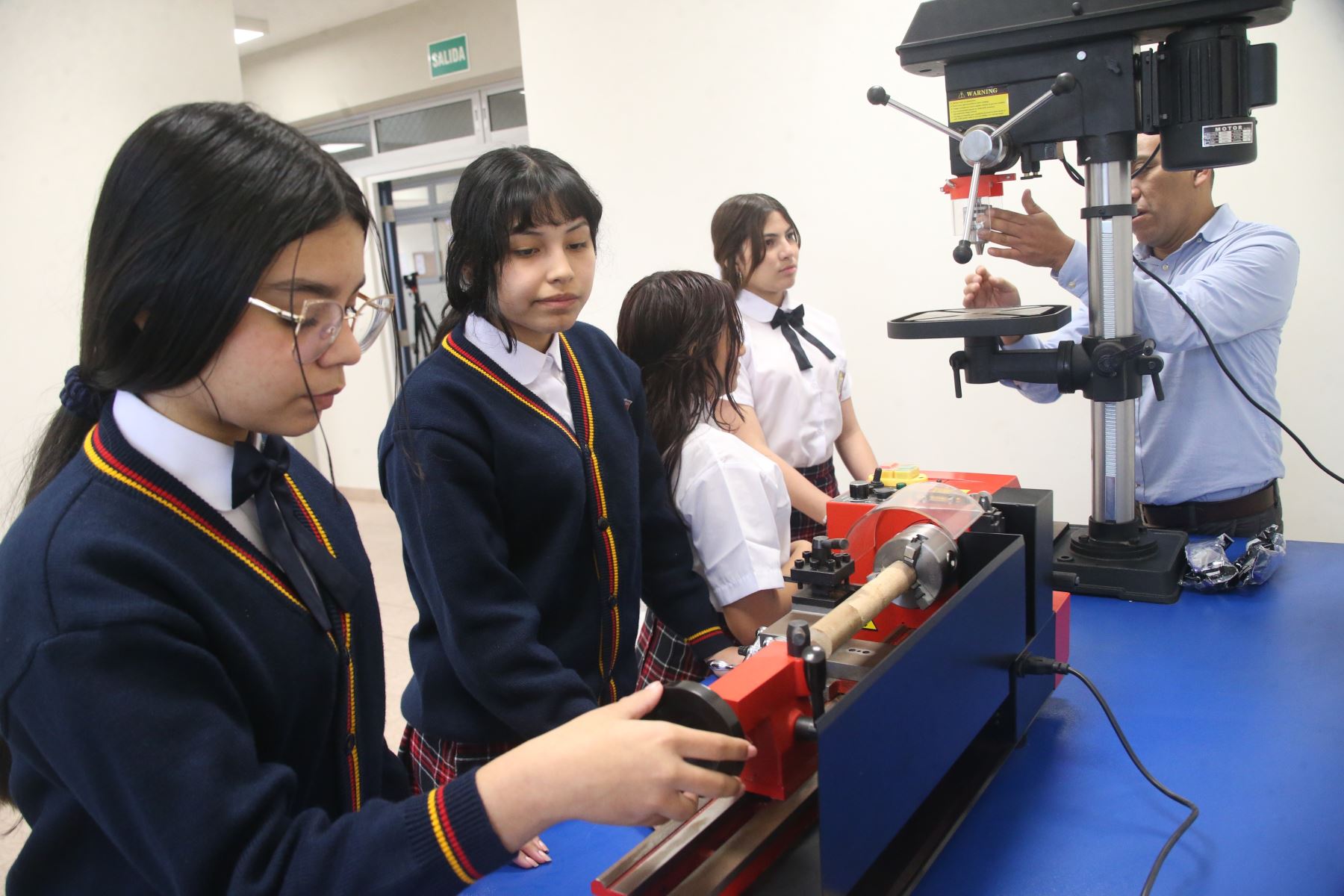 La escuela Bicentenario ubicada en jirón Cárcamo tiene 28 aulas, taller de educación para el trabajo, dos aulas de innovación con laptops, Ecran y pantalla interactiva, taller creativo y de arte, biblioteca, laboratorio de ciencia y tecnología, entre otros. ANDINA/ Minedu.